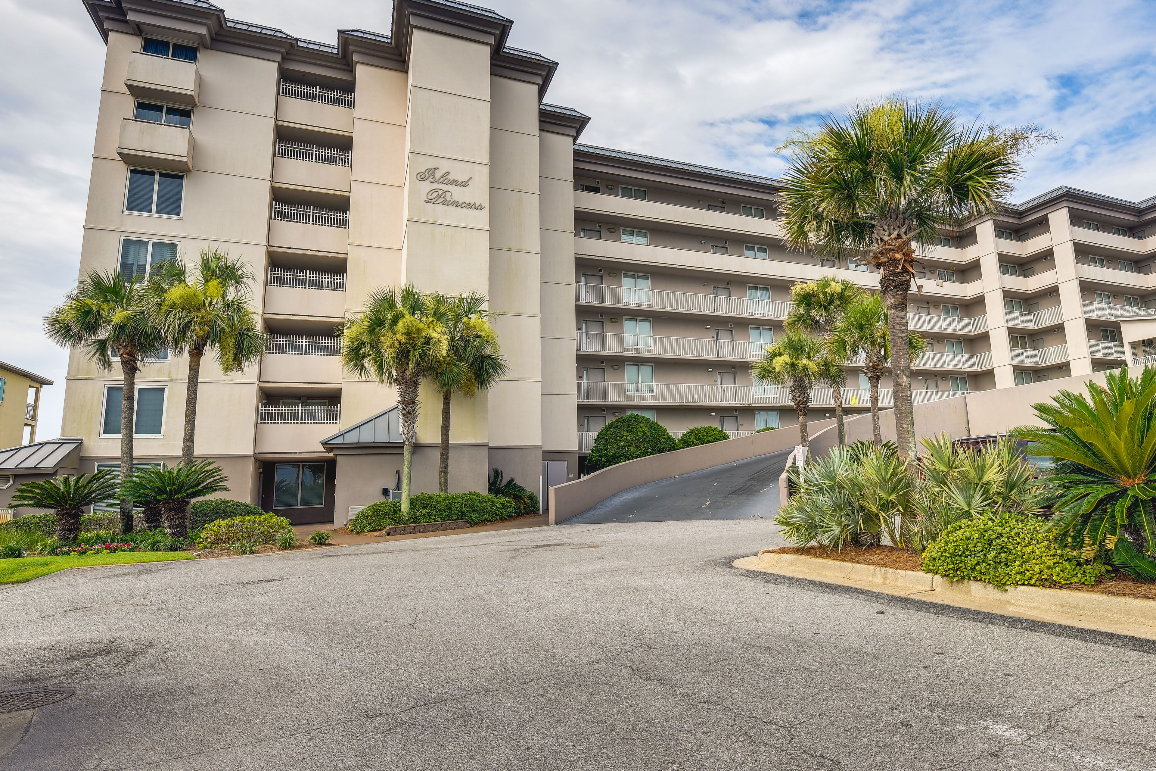 Condo Exterior | Parking | Community Lot (First-Come, First-Served)