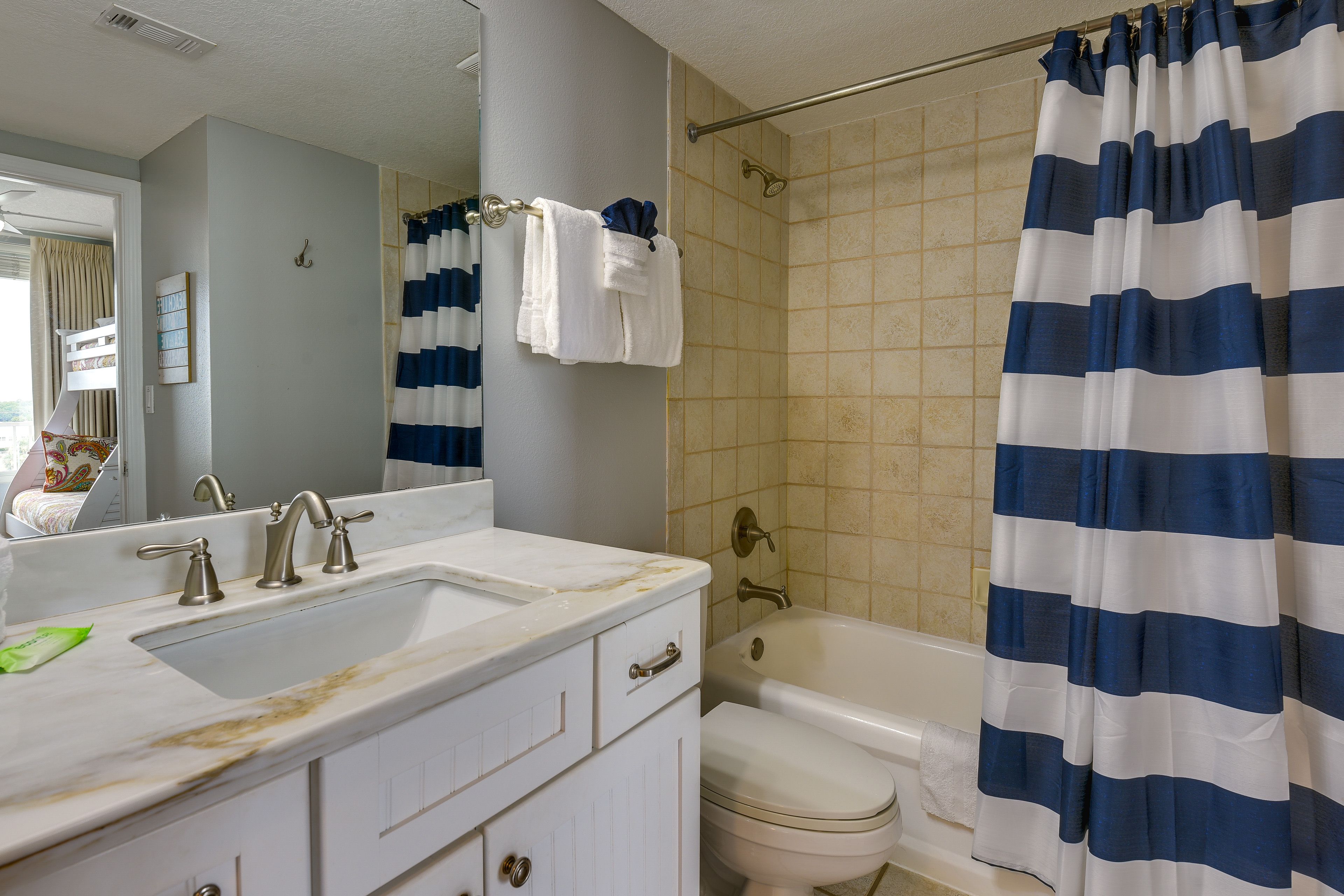 Full Bathroom | Towels Provided