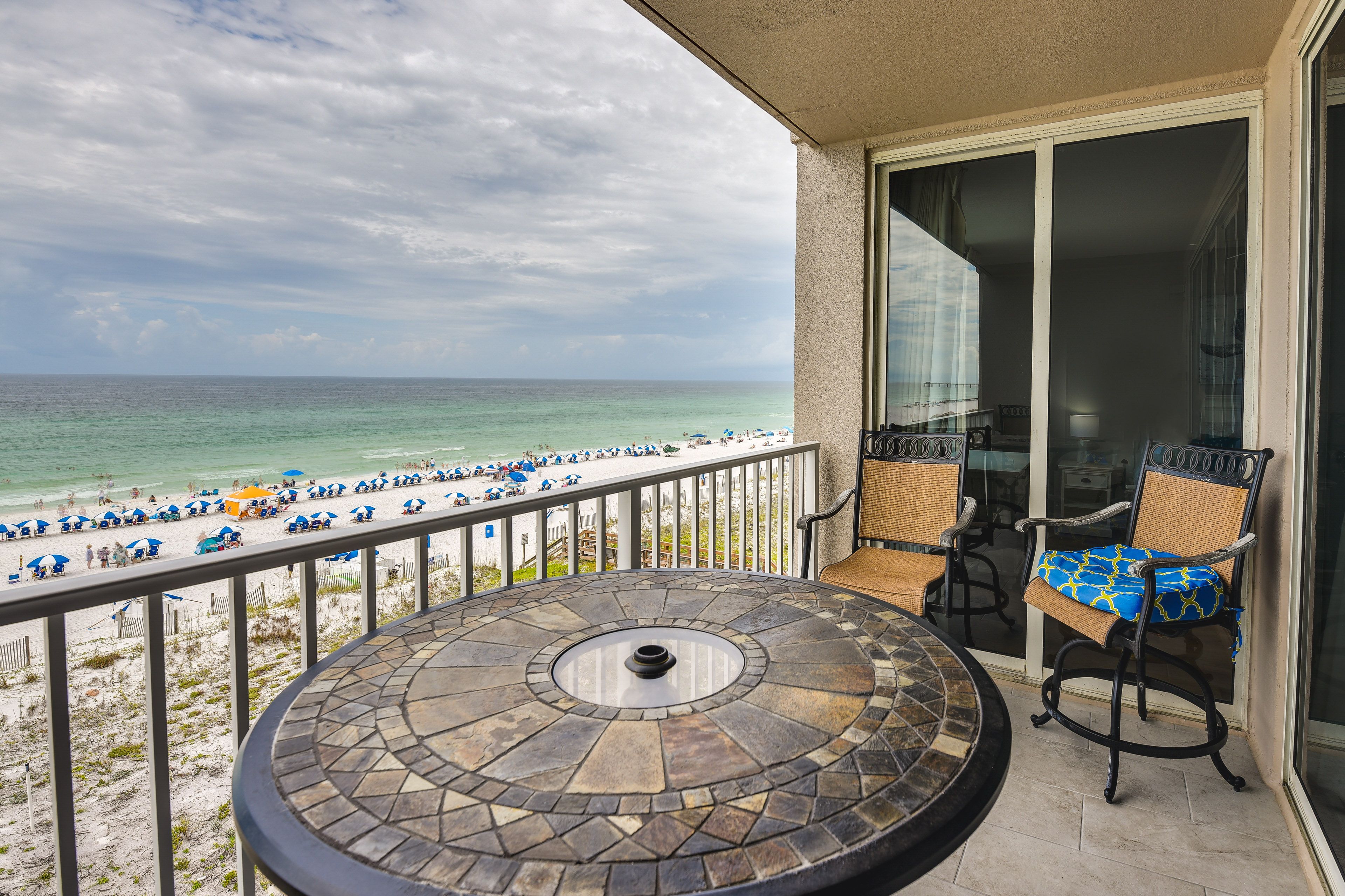 Private Balcony w/ Seating