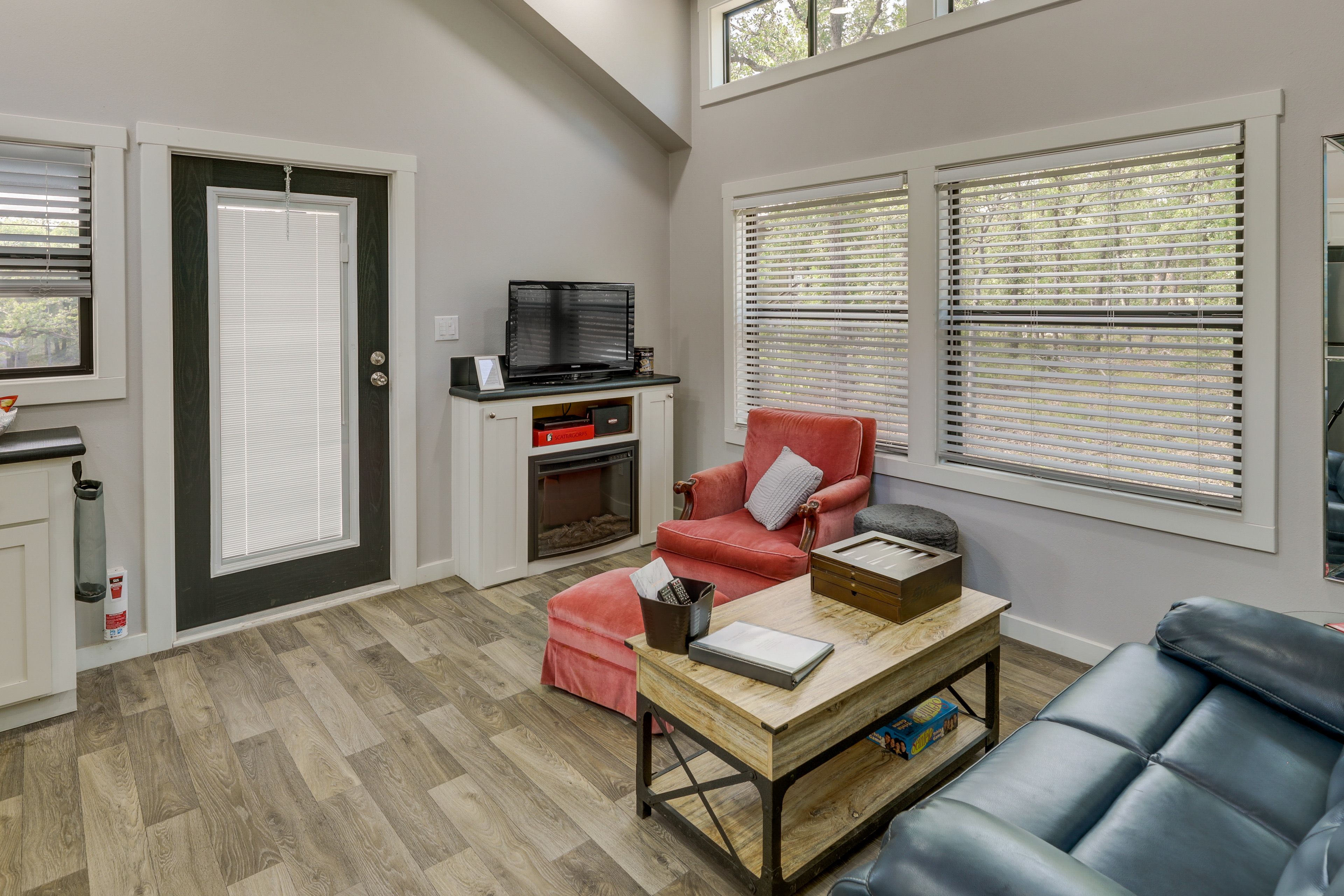 Living Room | Central Heating & AC | TV (No Streaming/ Cable)