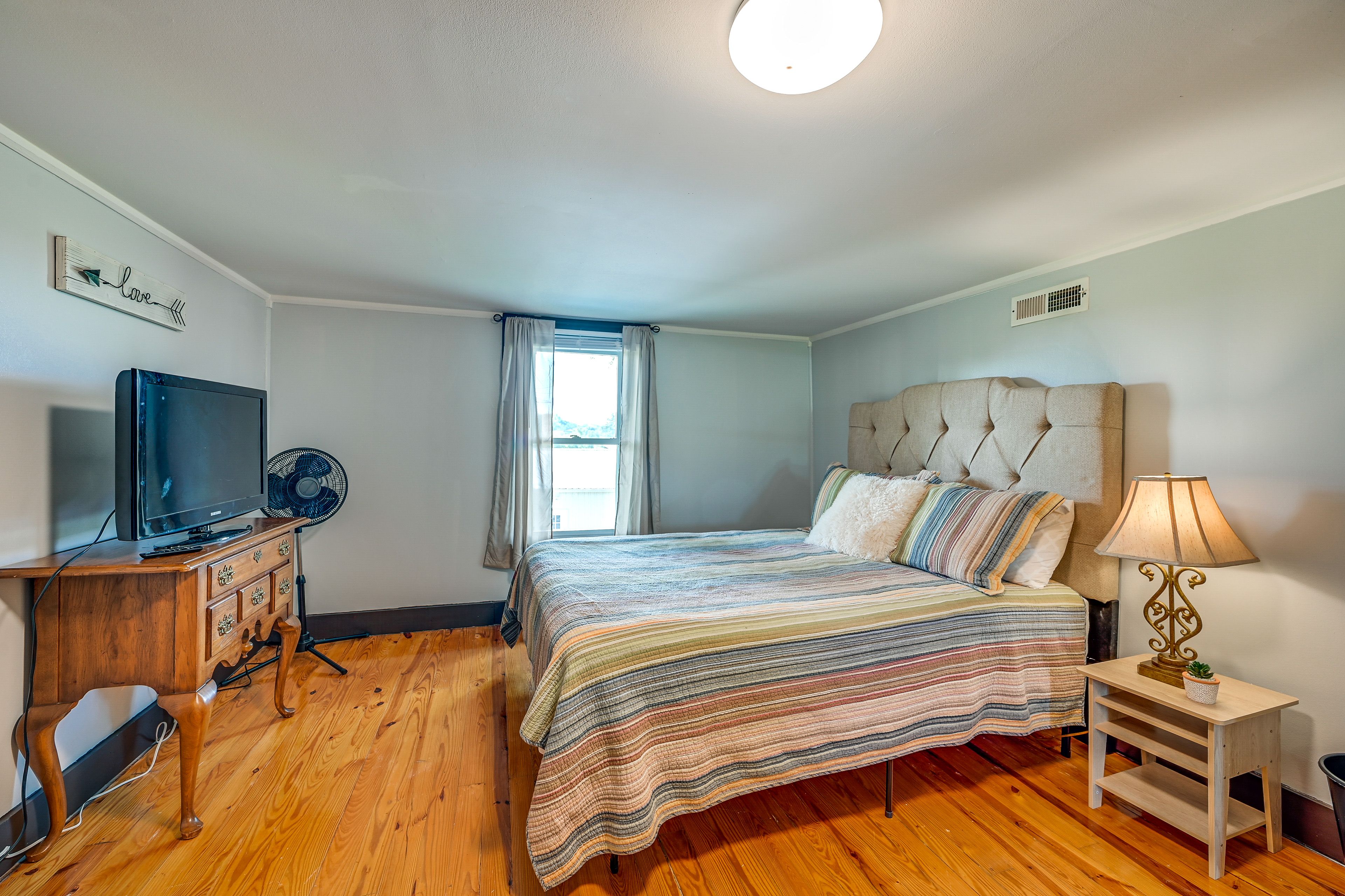 Sleeping Nook | Queen Bed | Smart TV