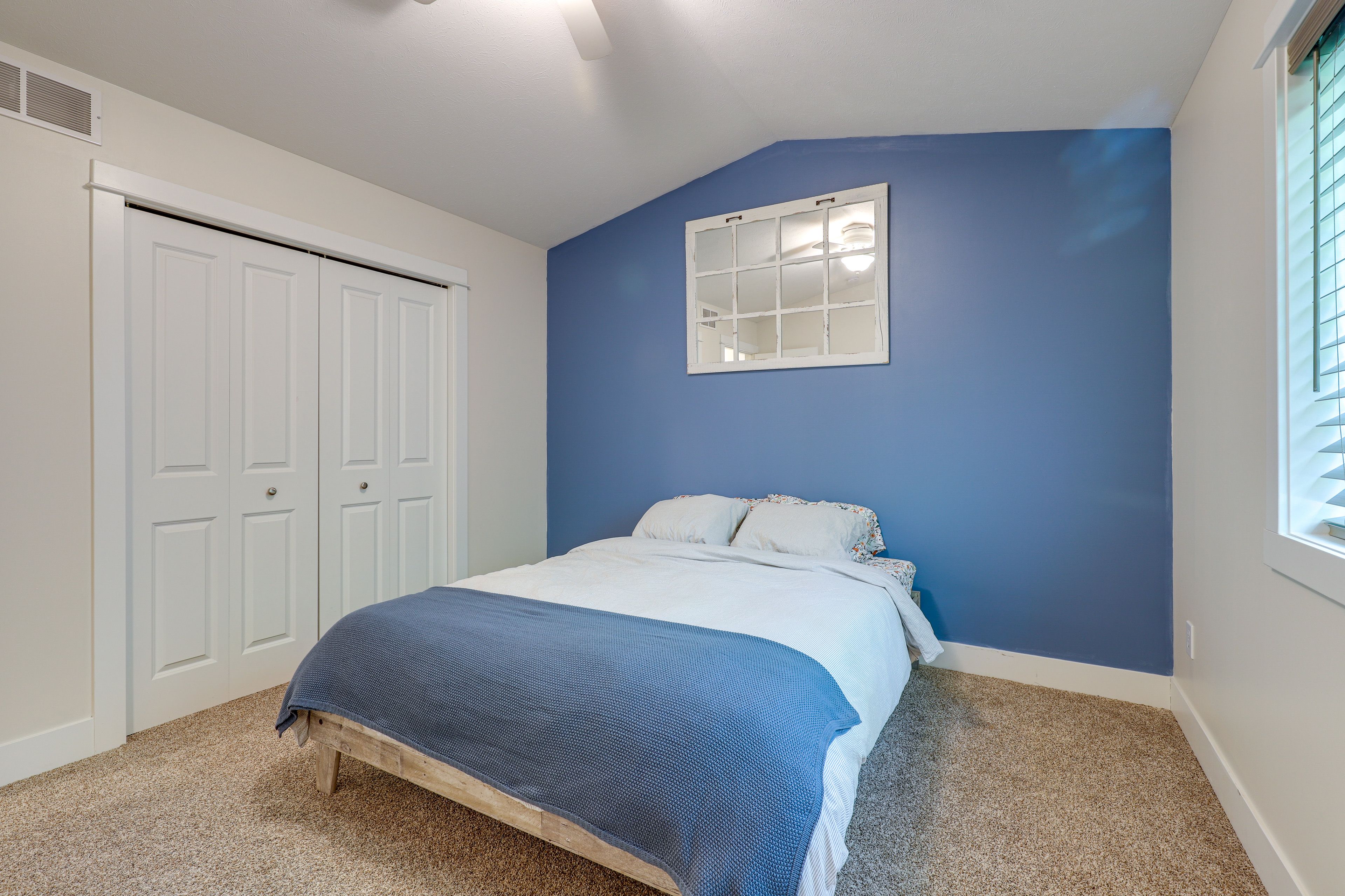 Bedroom 1 | Queen Bed