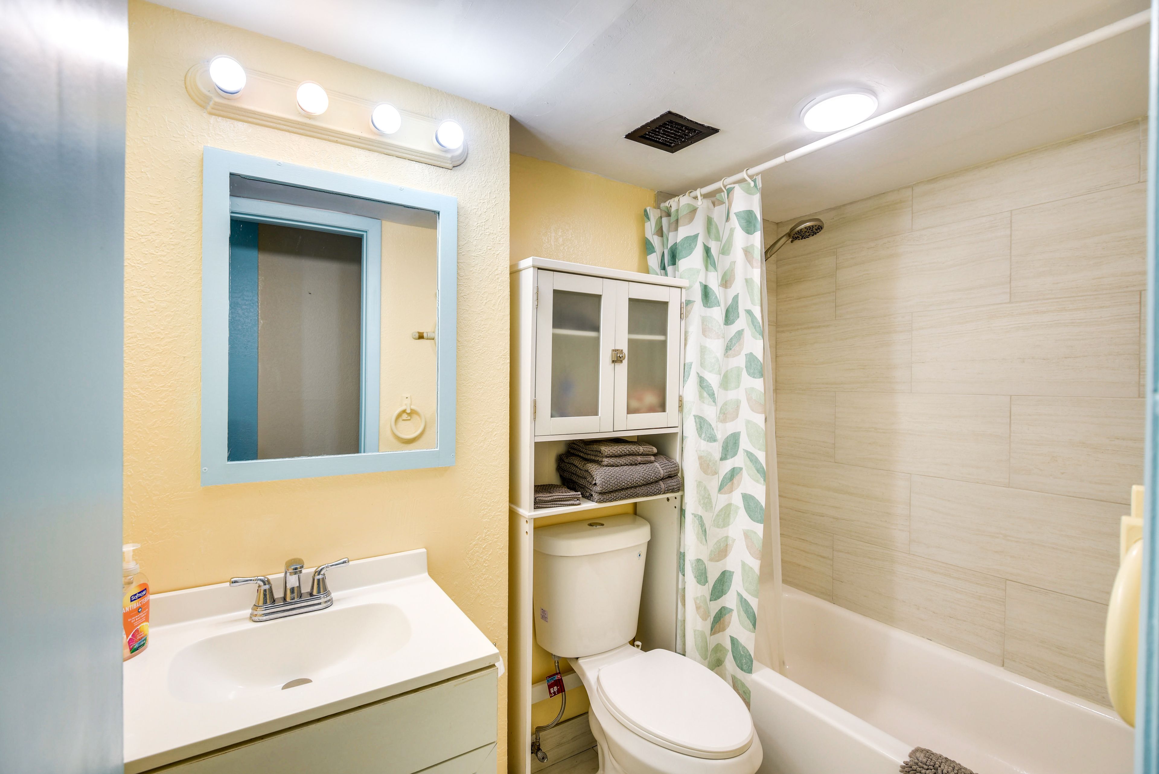 Full Bathroom | Complimentary Toiletries