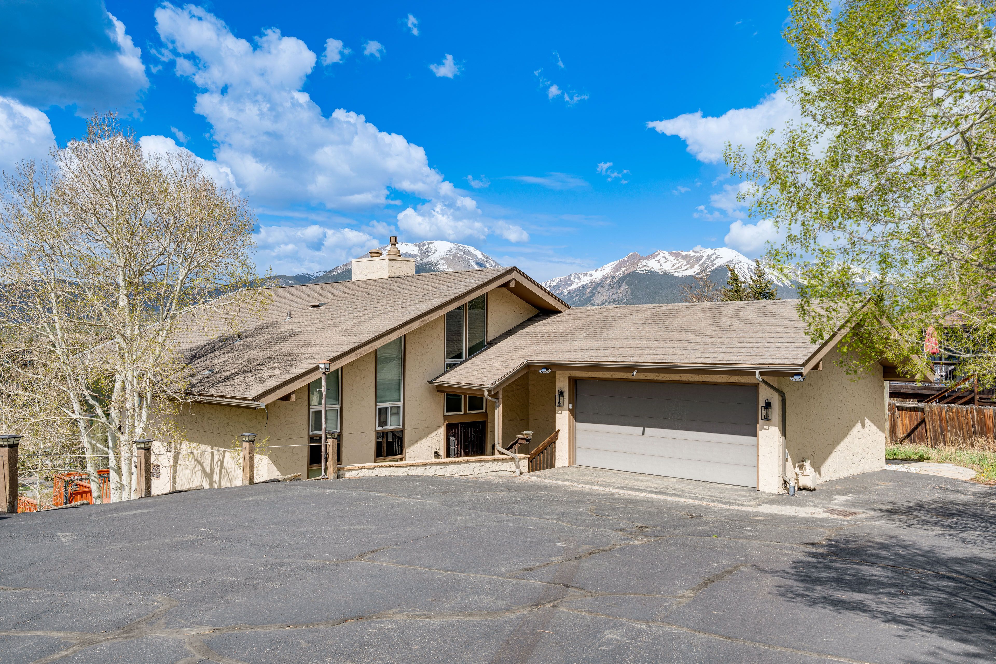 Parking | Garage (1 Vehicle) | Driveway (6 Vehicles) | RV/Trailer