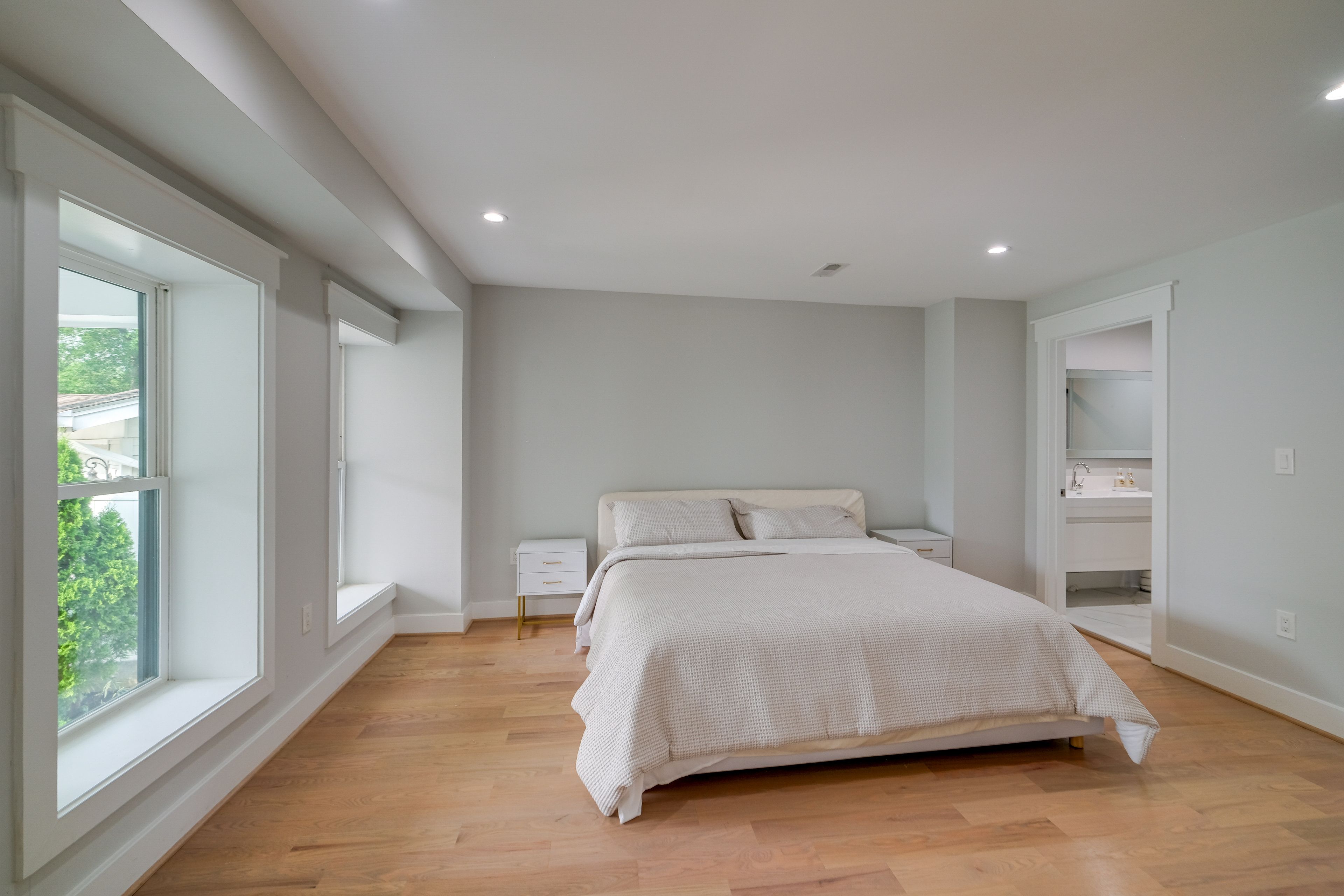 Bedroom 1 | Upper Level | King Bed | Linens Provided | En-Suite Bathroom