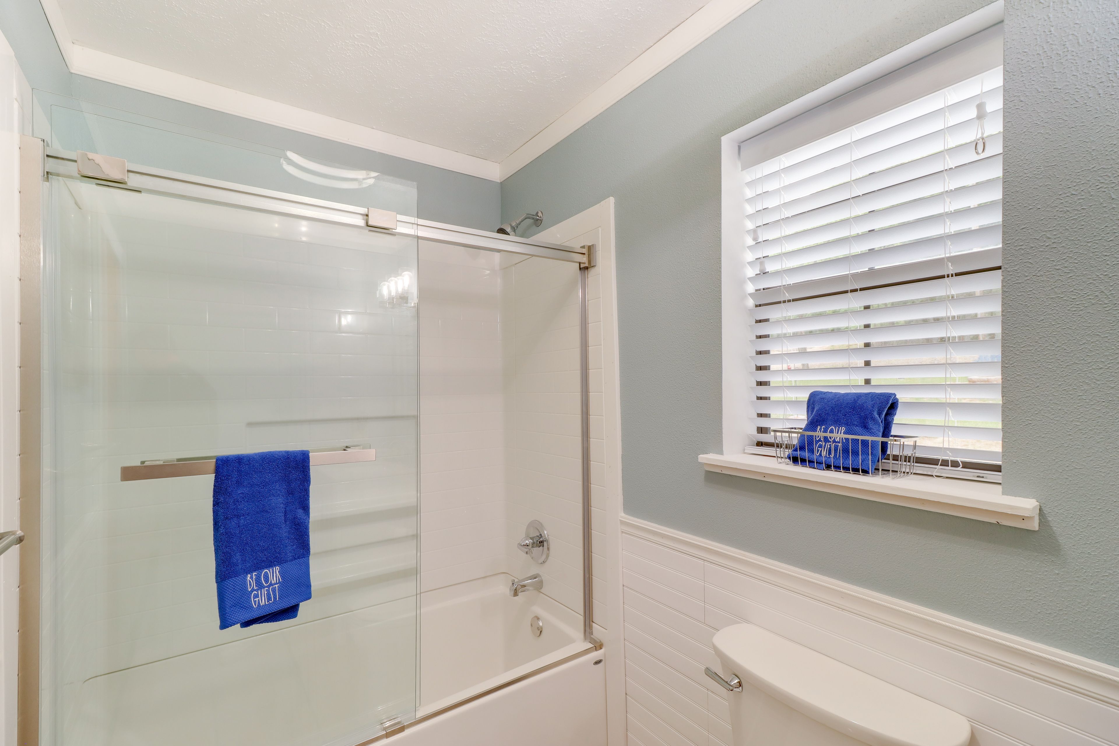 Full Bathroom | Towels Provided | Complimentary Toiletries