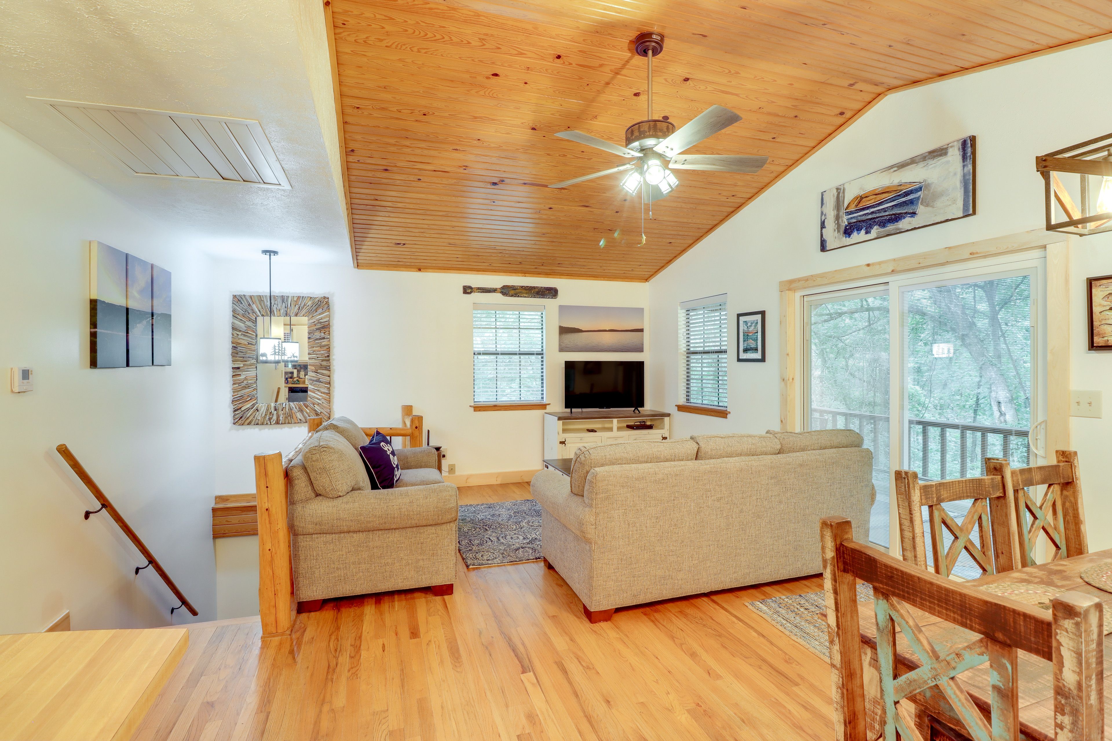 Living Room | Free WiFi | Smart TV w/ Netflix | Queen Sleeper Sofa