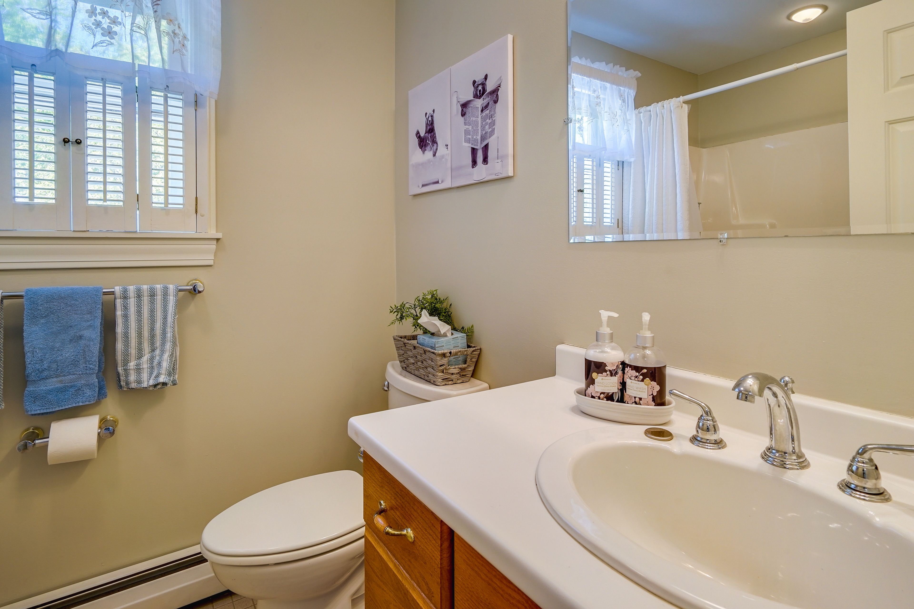 Full Bathroom | 1st Floor | Shower/Tub Combo