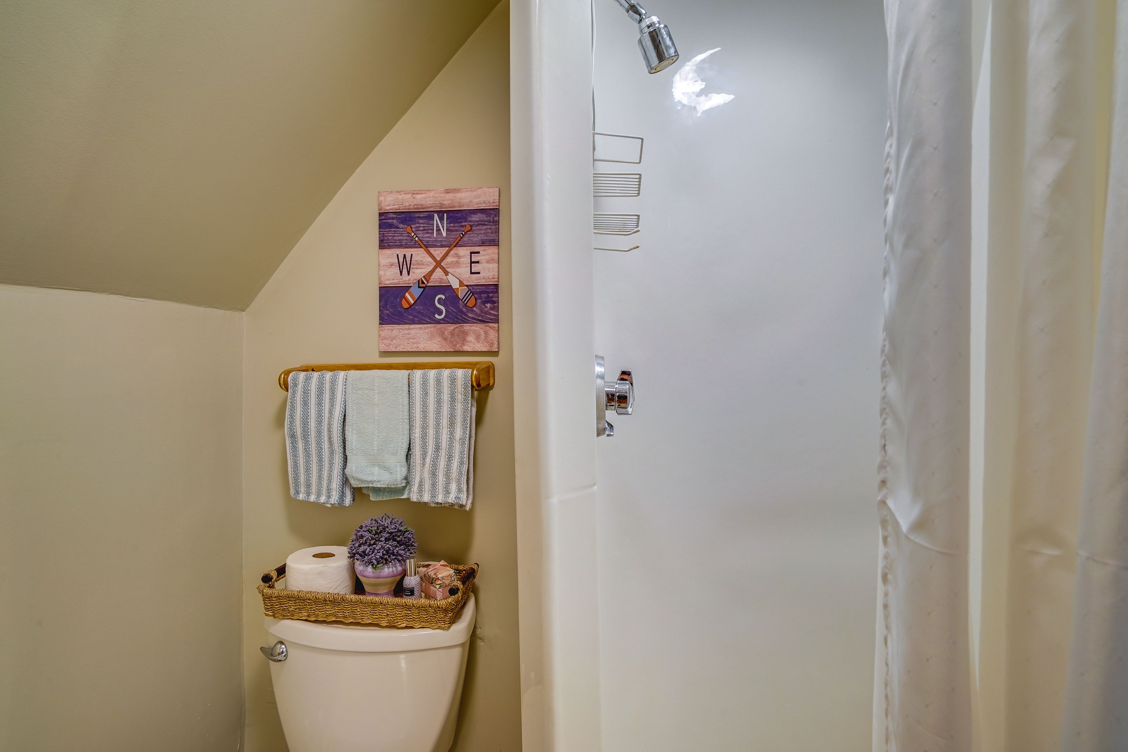 Full Bathroom | 2nd Floor | Towels Provided