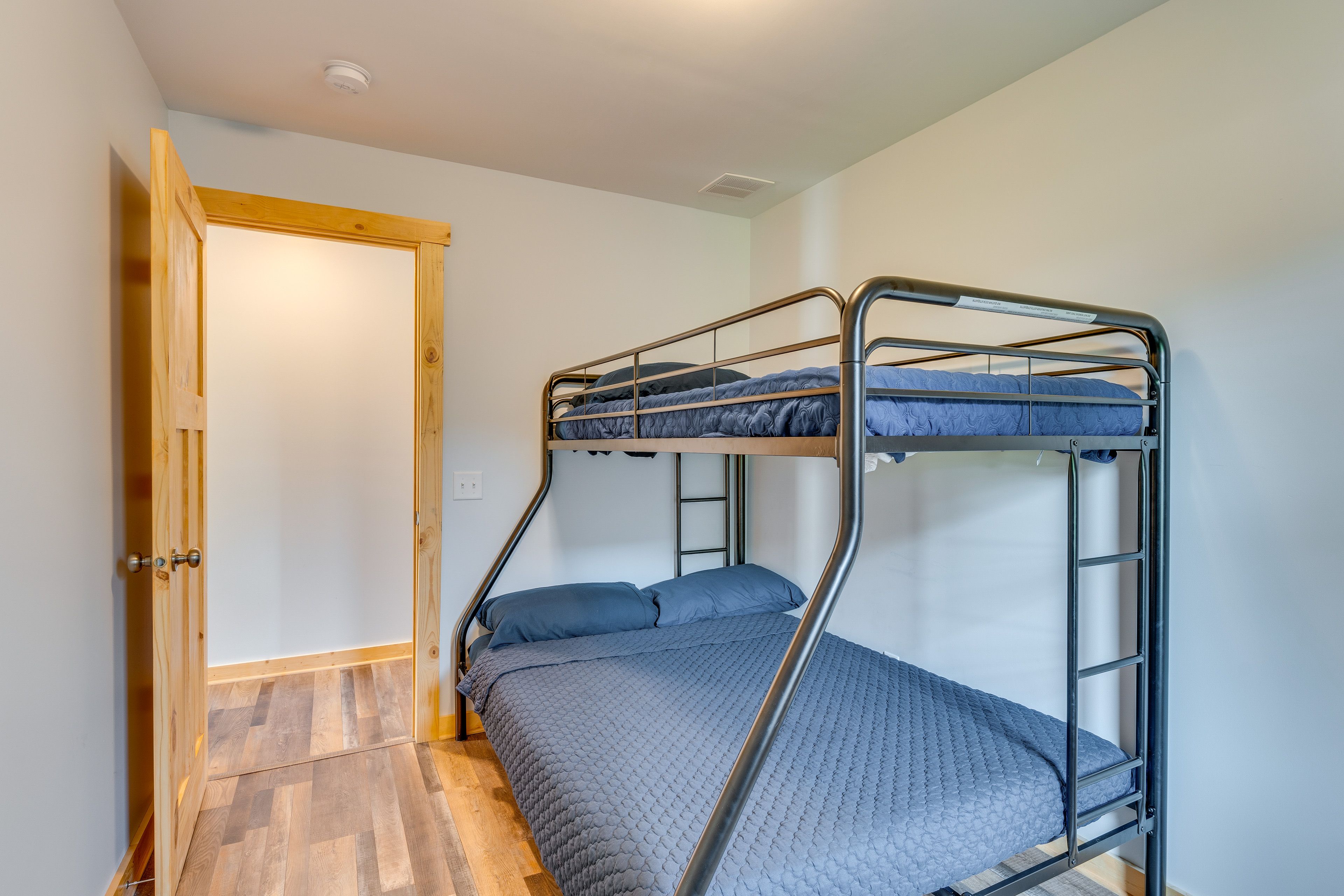Bedroom 3 | Twin/Full Bunk Bed