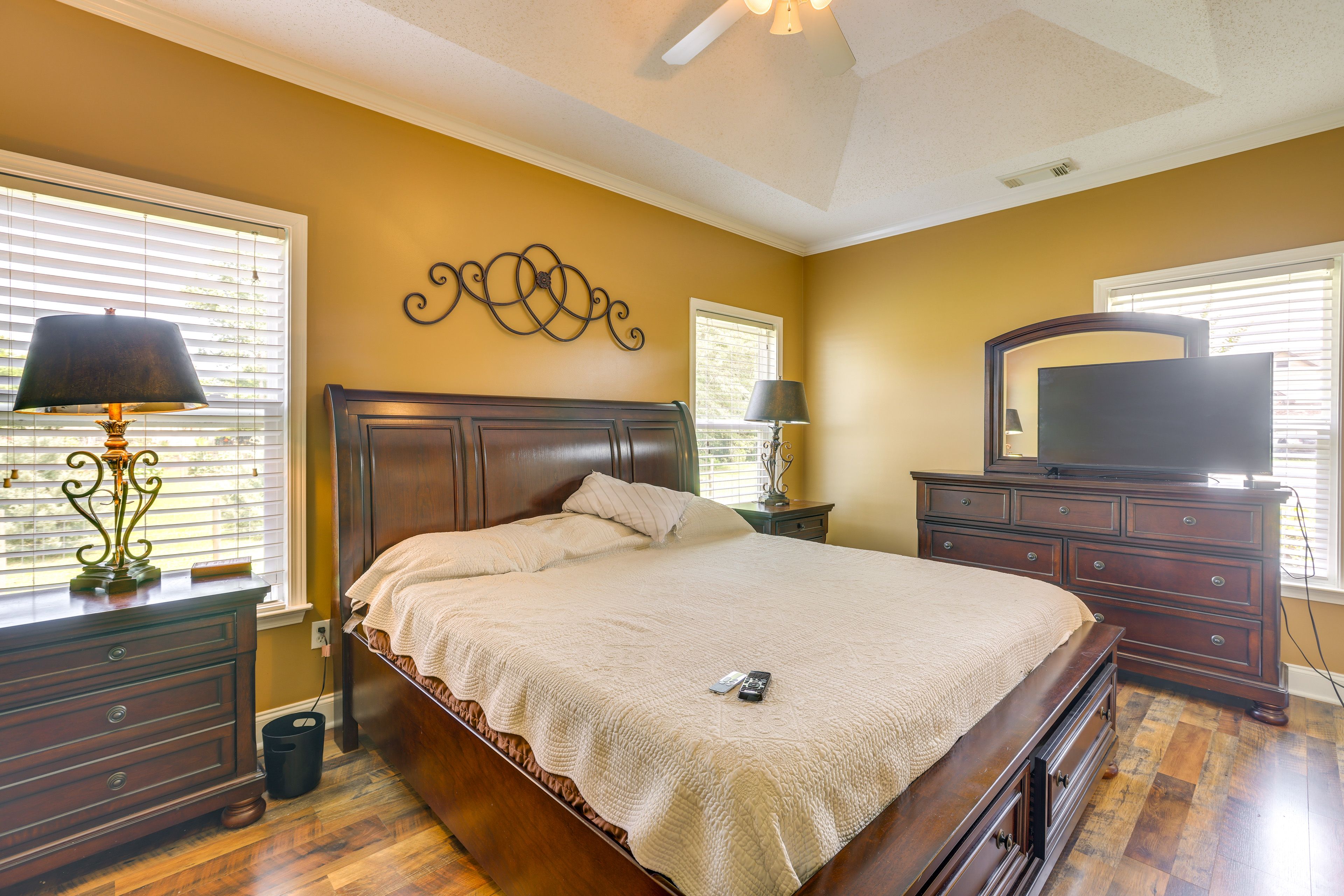 Bedroom 1 | King Bed | Linens & Towels | Smart TV | En-Suite Bathroom