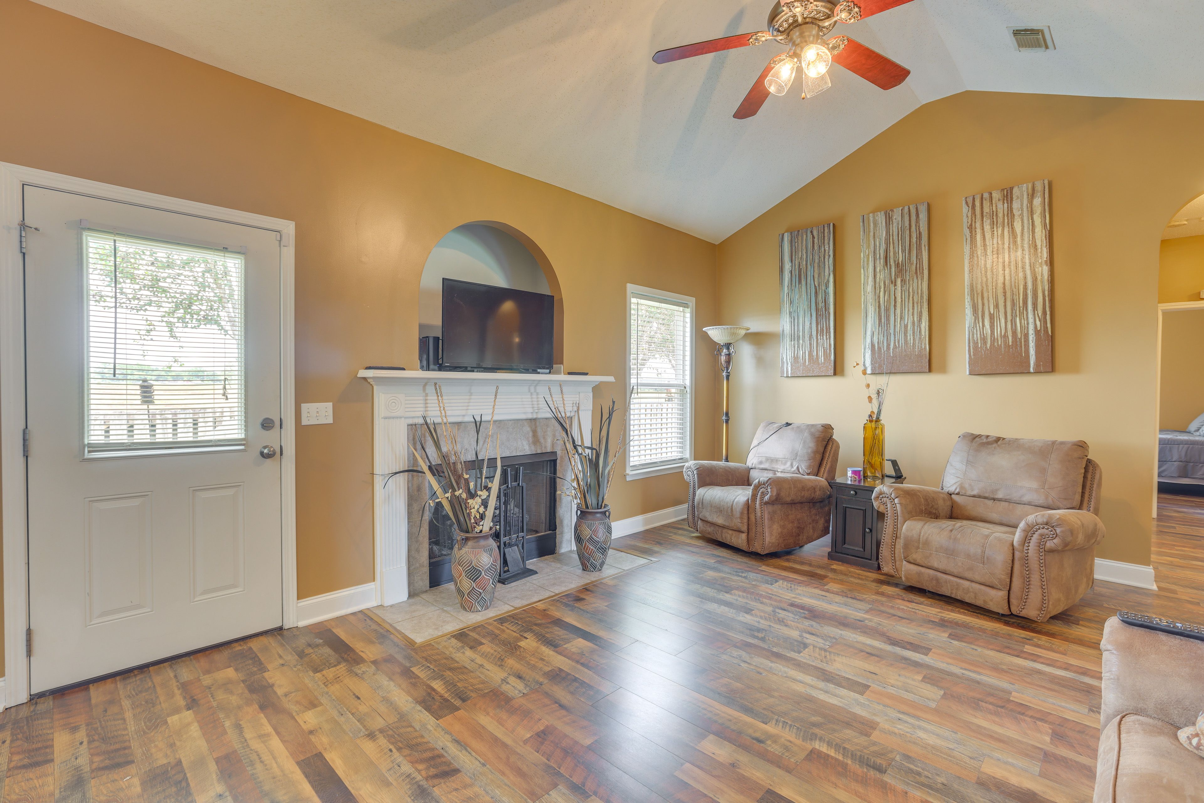 Living Room | Free WiFi | Smart TV | Fireplace | Central Heating & A/C