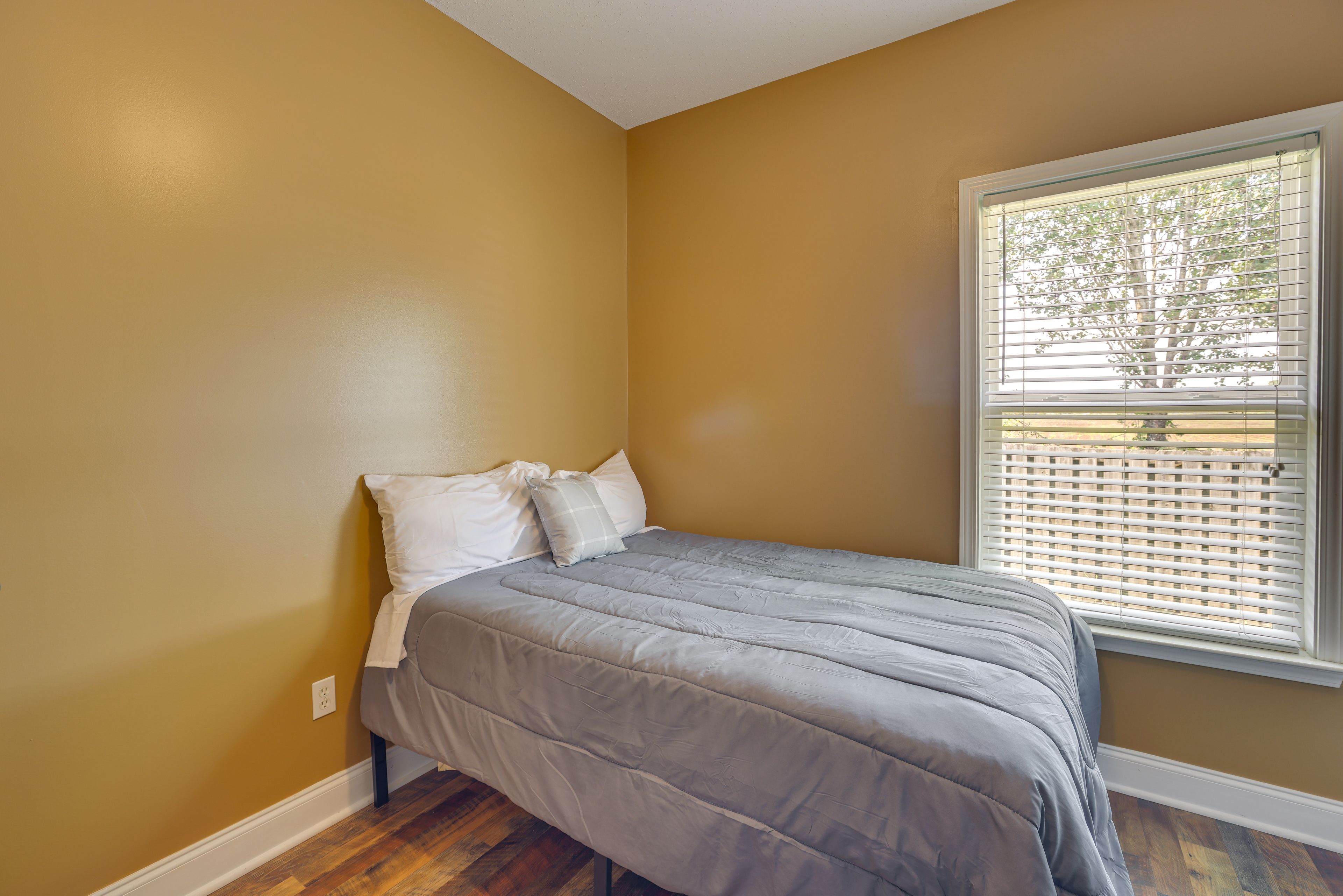 Bedroom 2 | Full Bed | Smart TV
