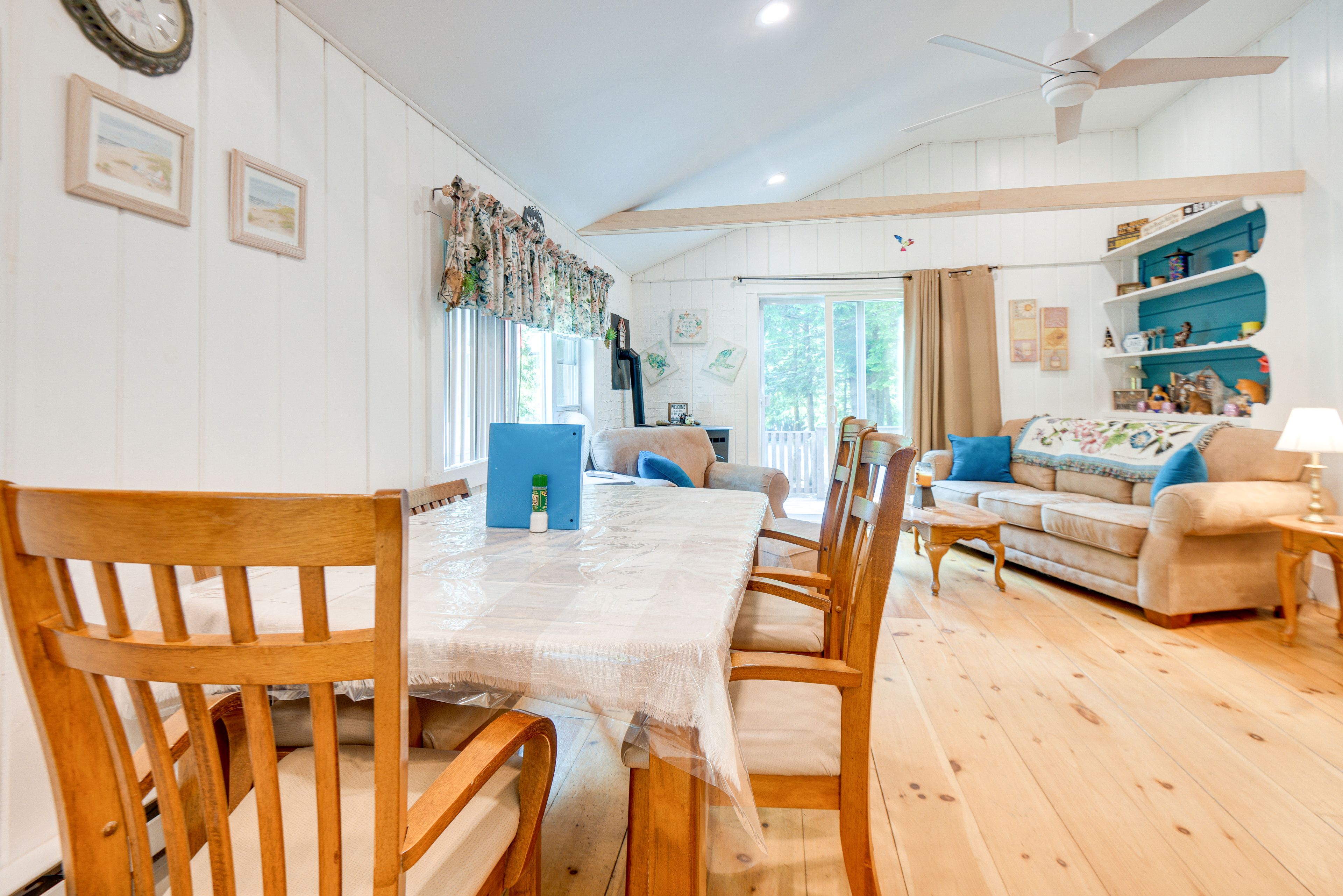 Dining Area | Dishware/Flatware Provided