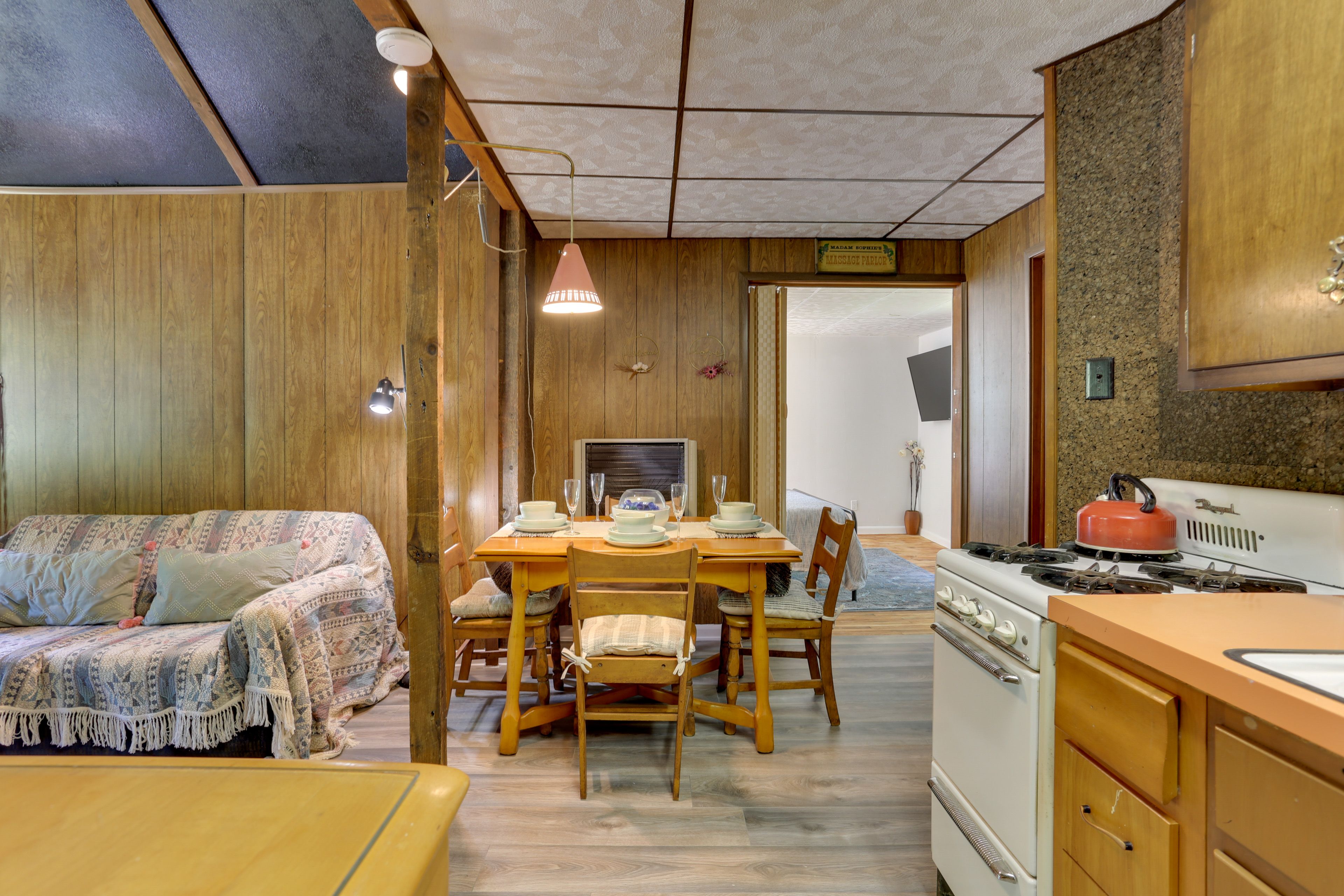 Dining Area | Dishware/Flatware