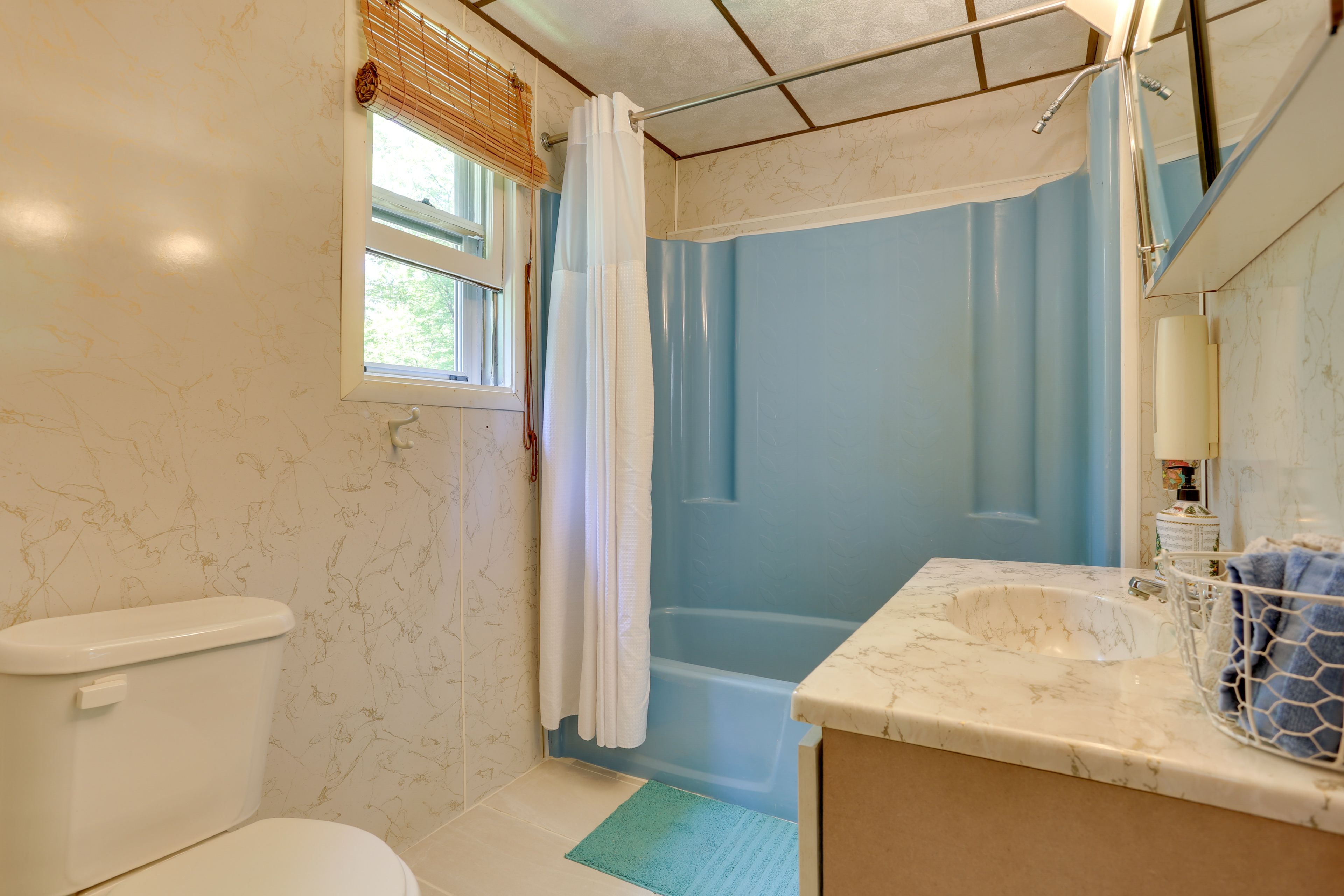 Full Bathroom | Complimentary Toiletries