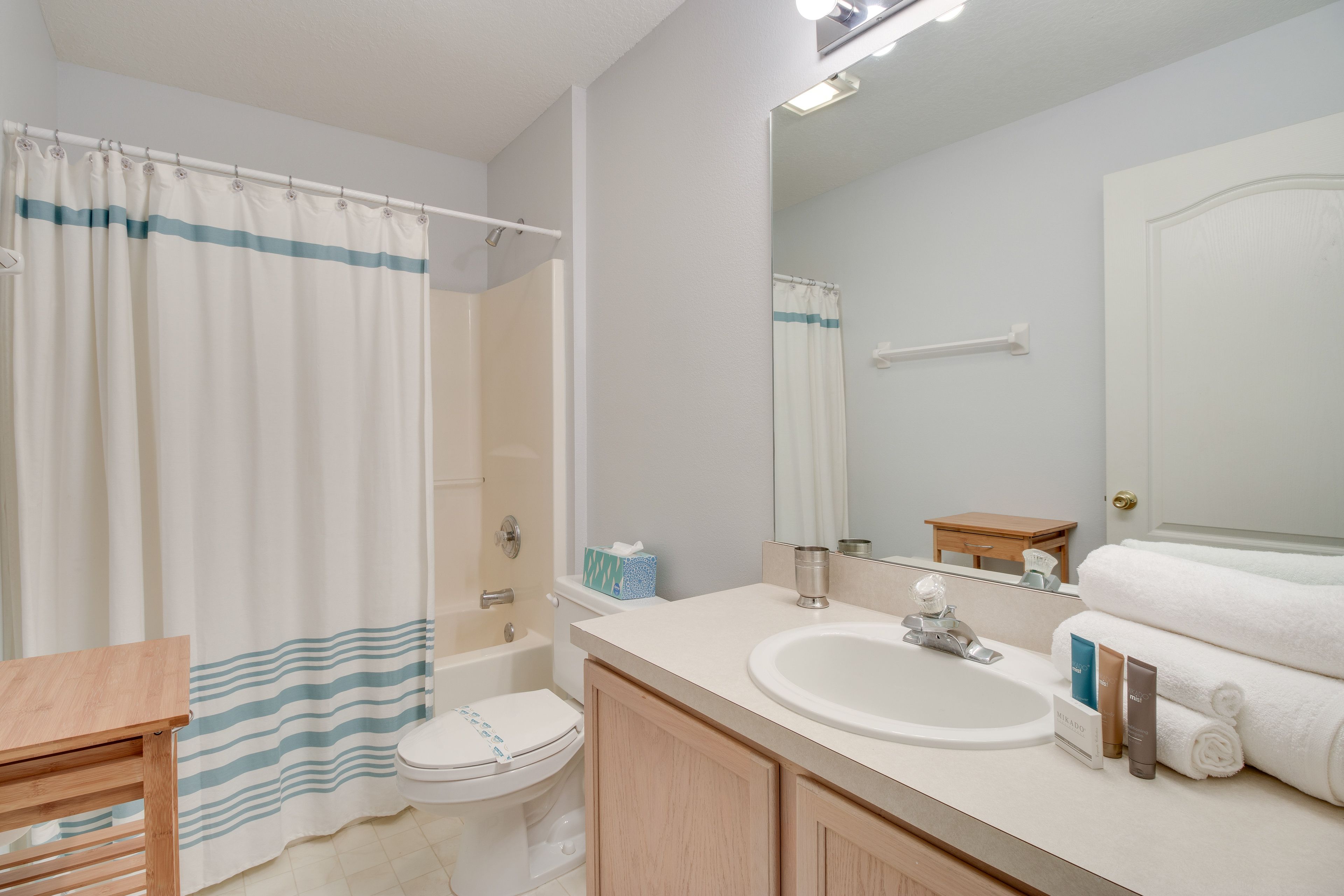 Full Bathroom | Towels Provided