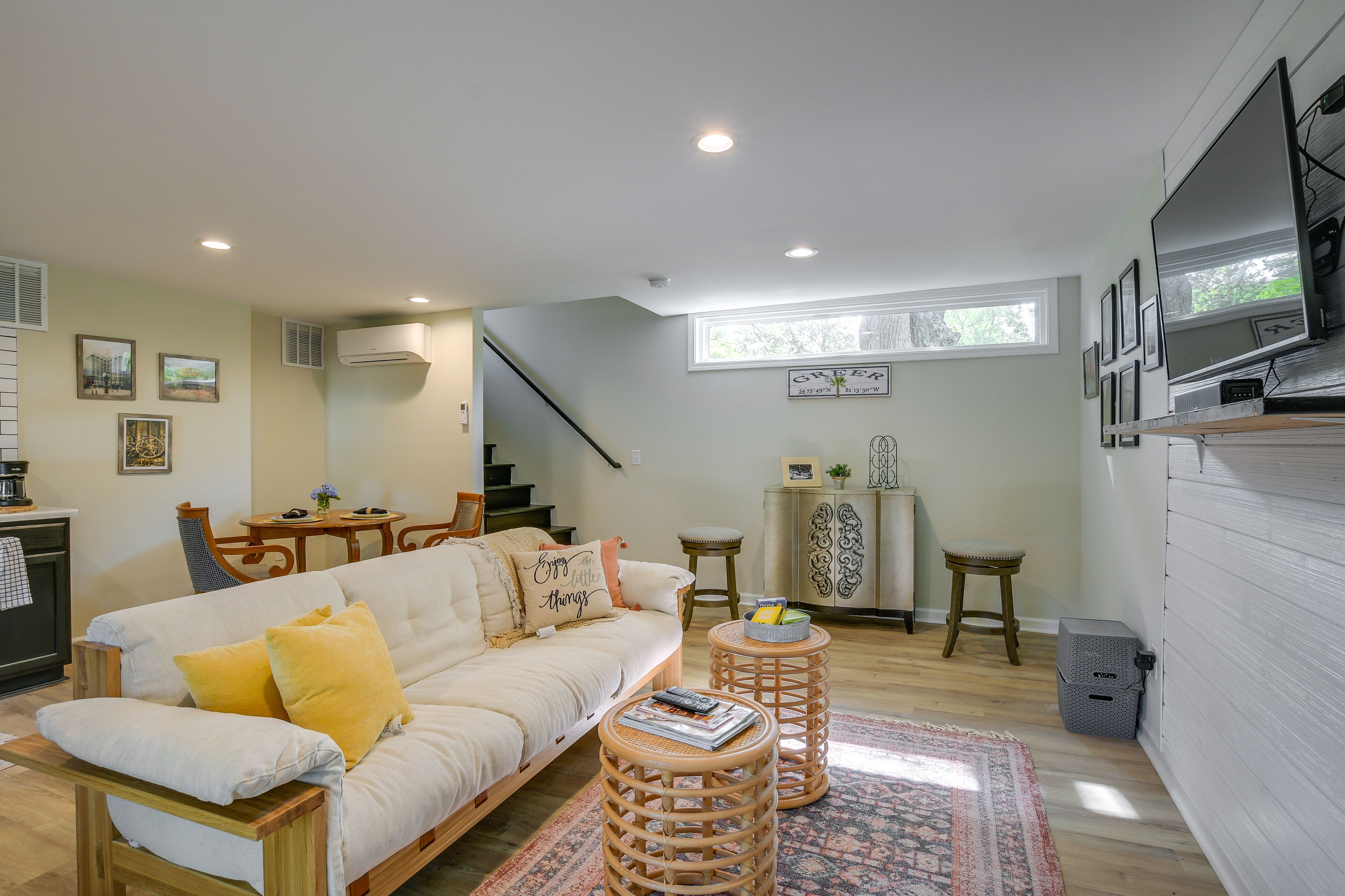 Living Room | Free WiFi | Smart TV | Central A/C & Heat