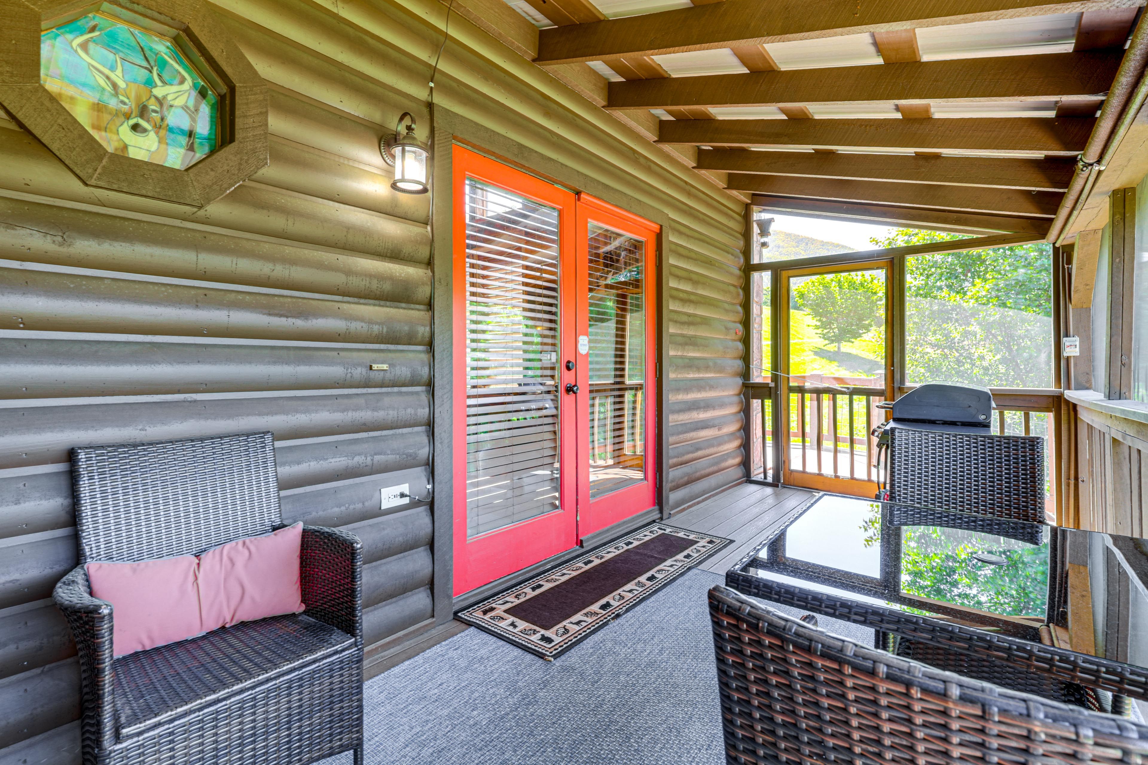 Screened Porch | Dining Area | Gas Grill