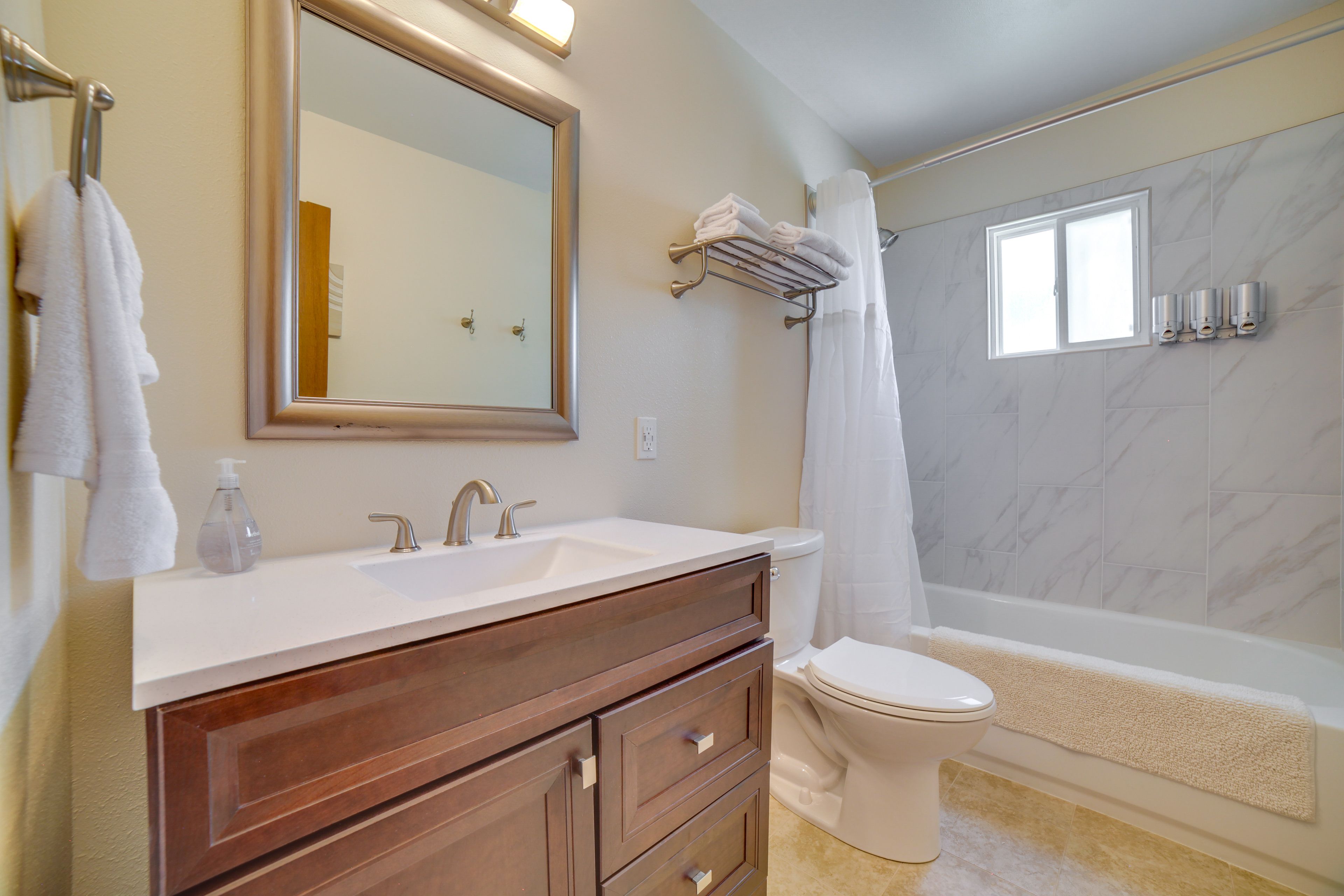 Full Bathroom | Complimentary Toiletries
