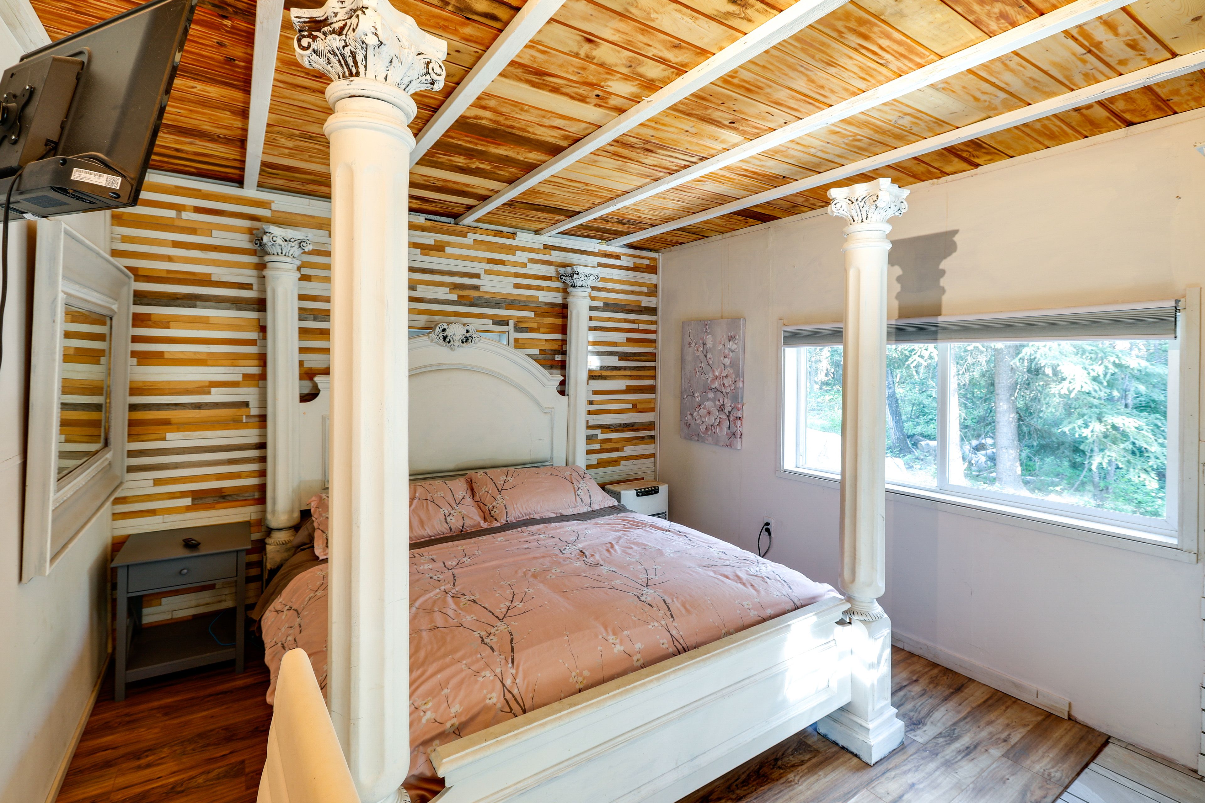 Bedroom | King Bed, Full Bed | Smart TV | Work Desk