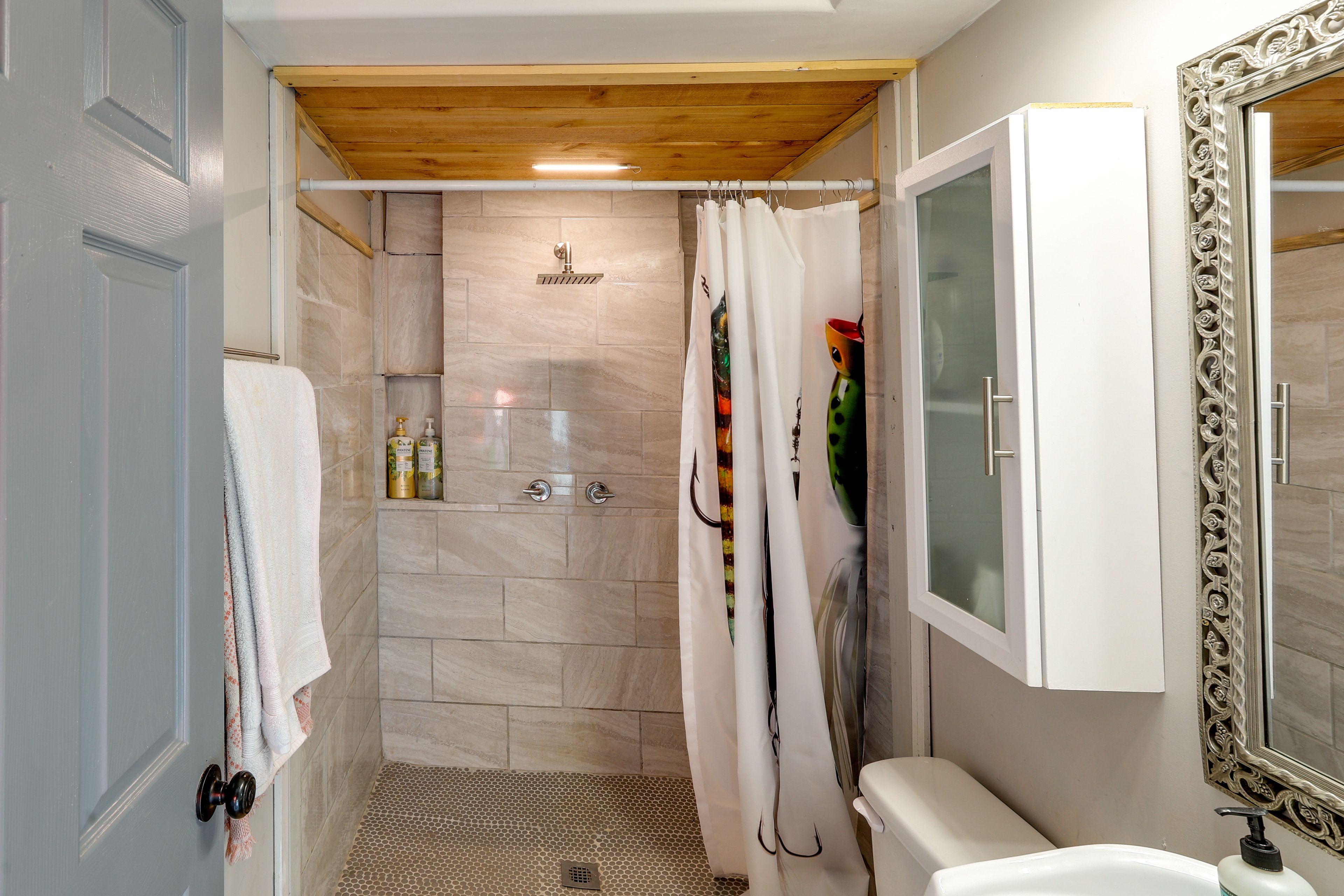 Full Bath | Complimentary Toiletries | Towels Provided