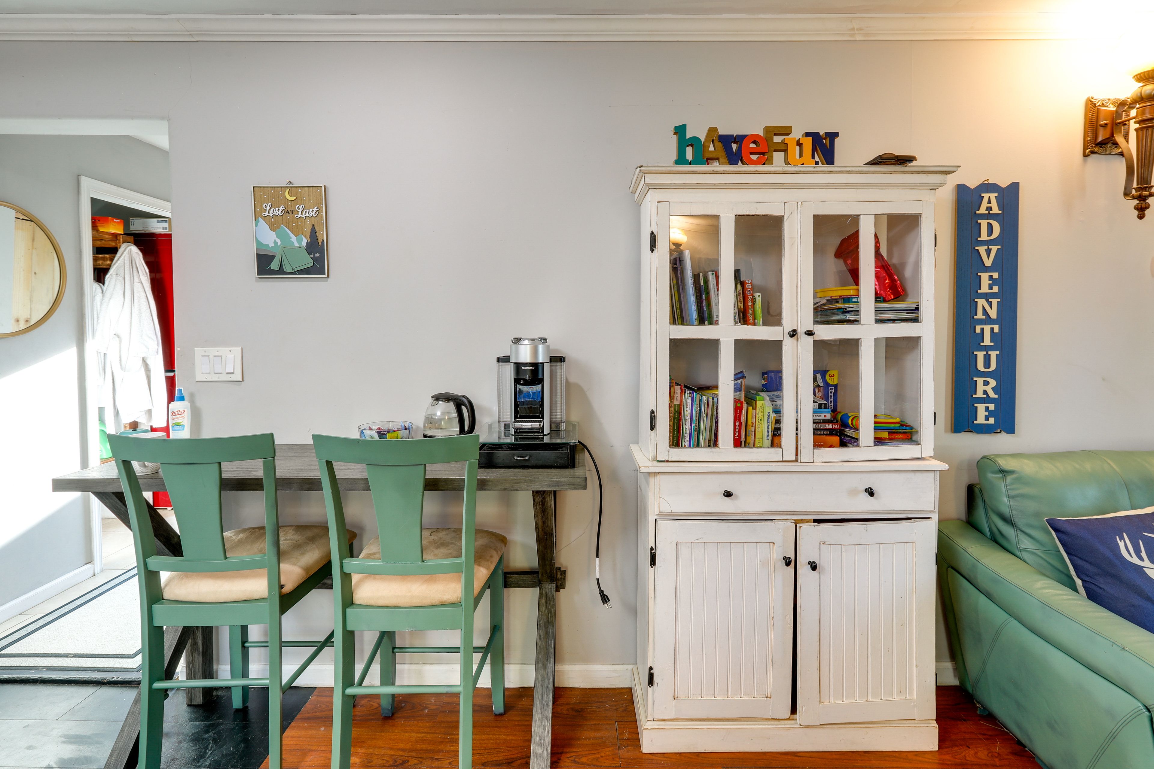 Dining Area | Dishware & Flatware Provided