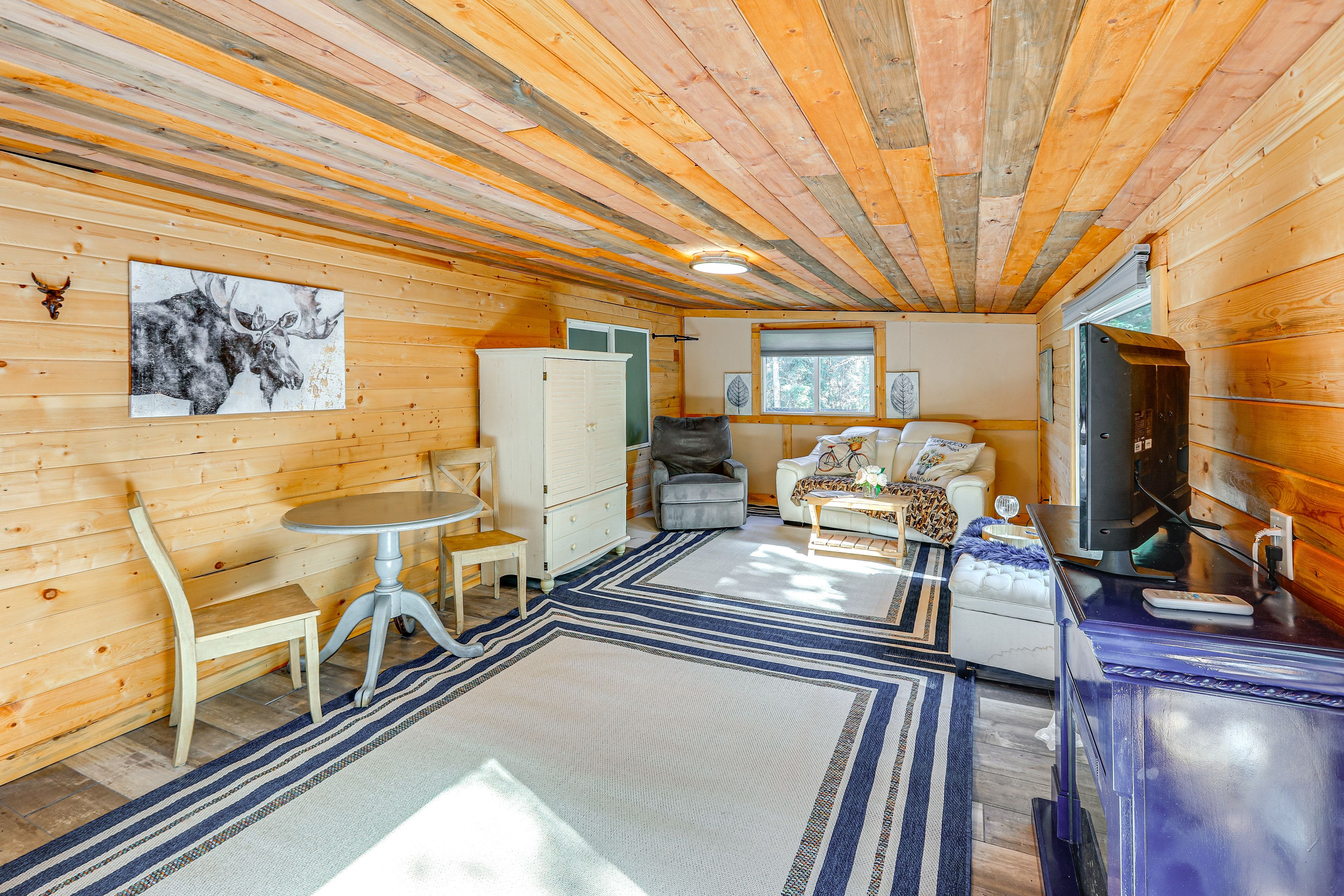 Main Apartment | Living Room | Free WiFi | Flat-Screen TV