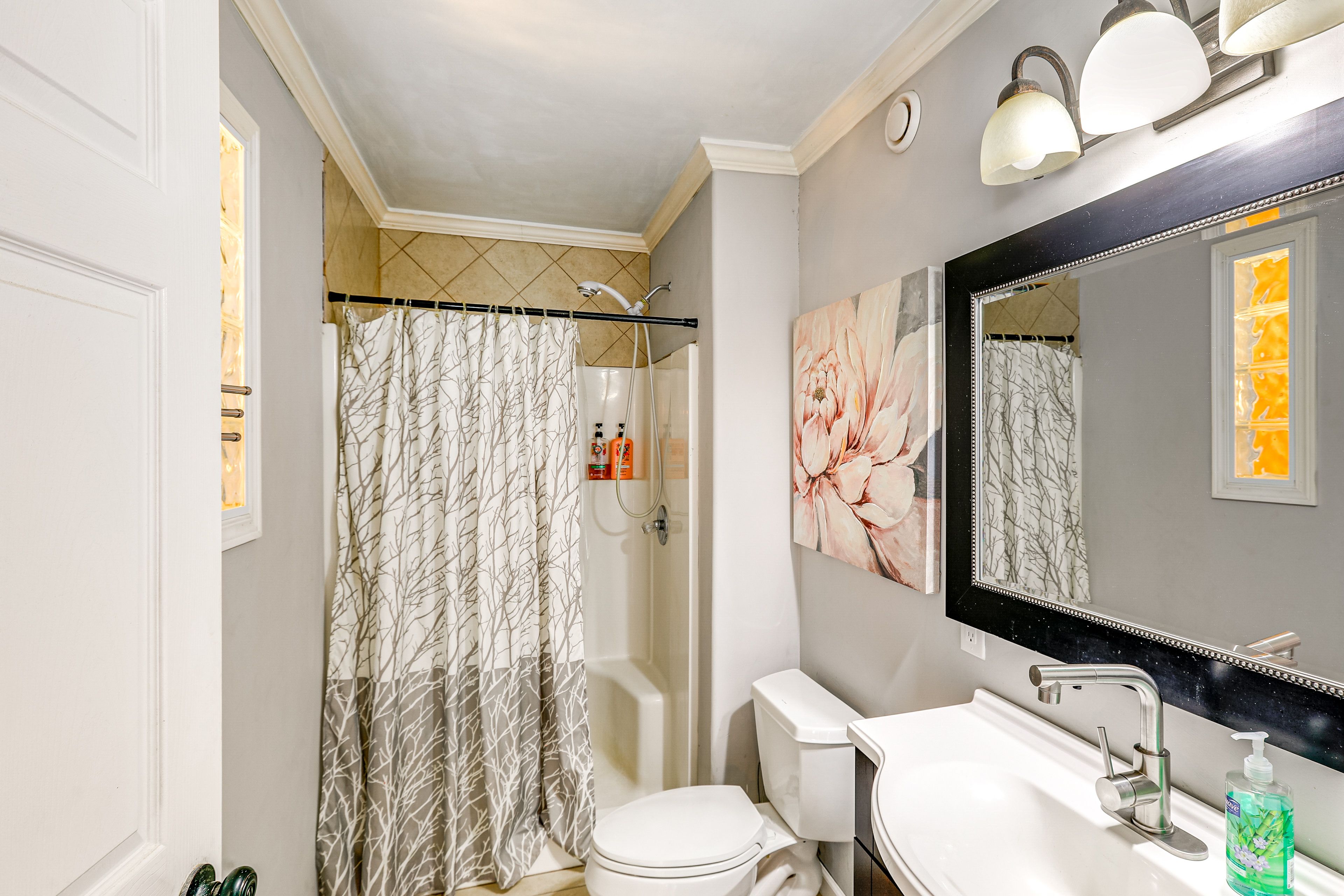 Main Apartment | Full Bathroom
