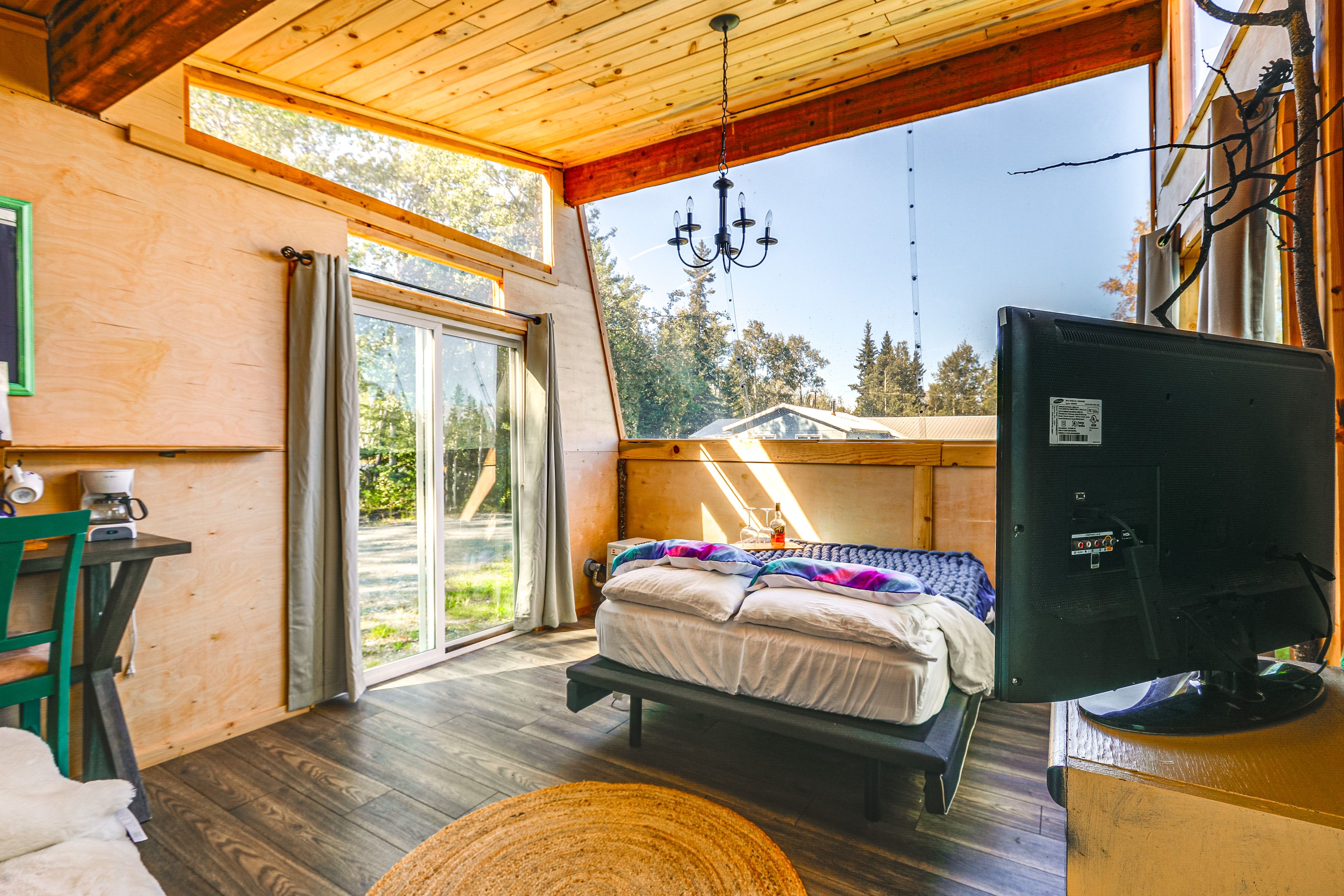 Northern Lights Viewing Cabin | Full Bed | Electric Heating | Flat-Screen TV
