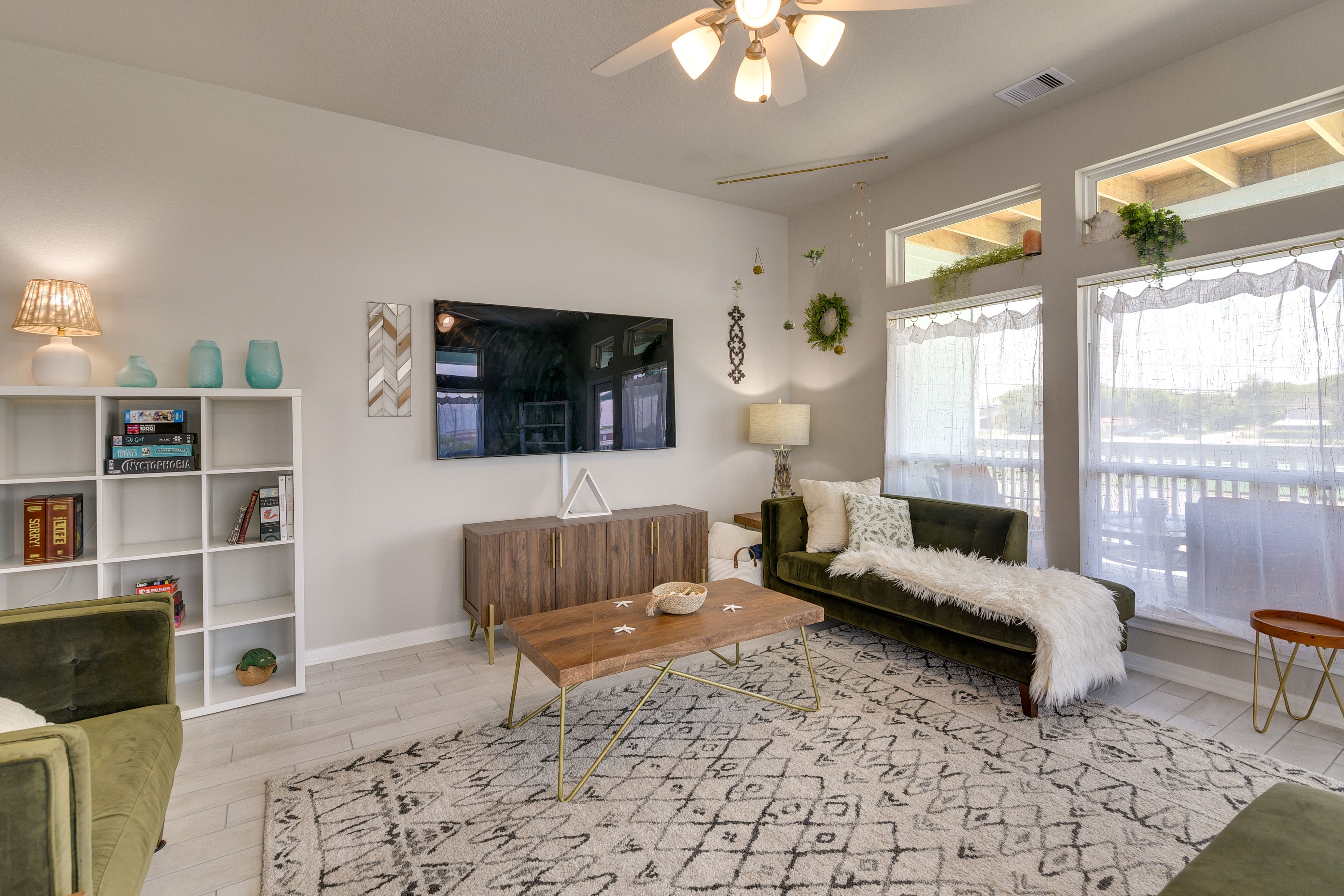 Living Room | Smart TV | Central A/C | Free WiFi