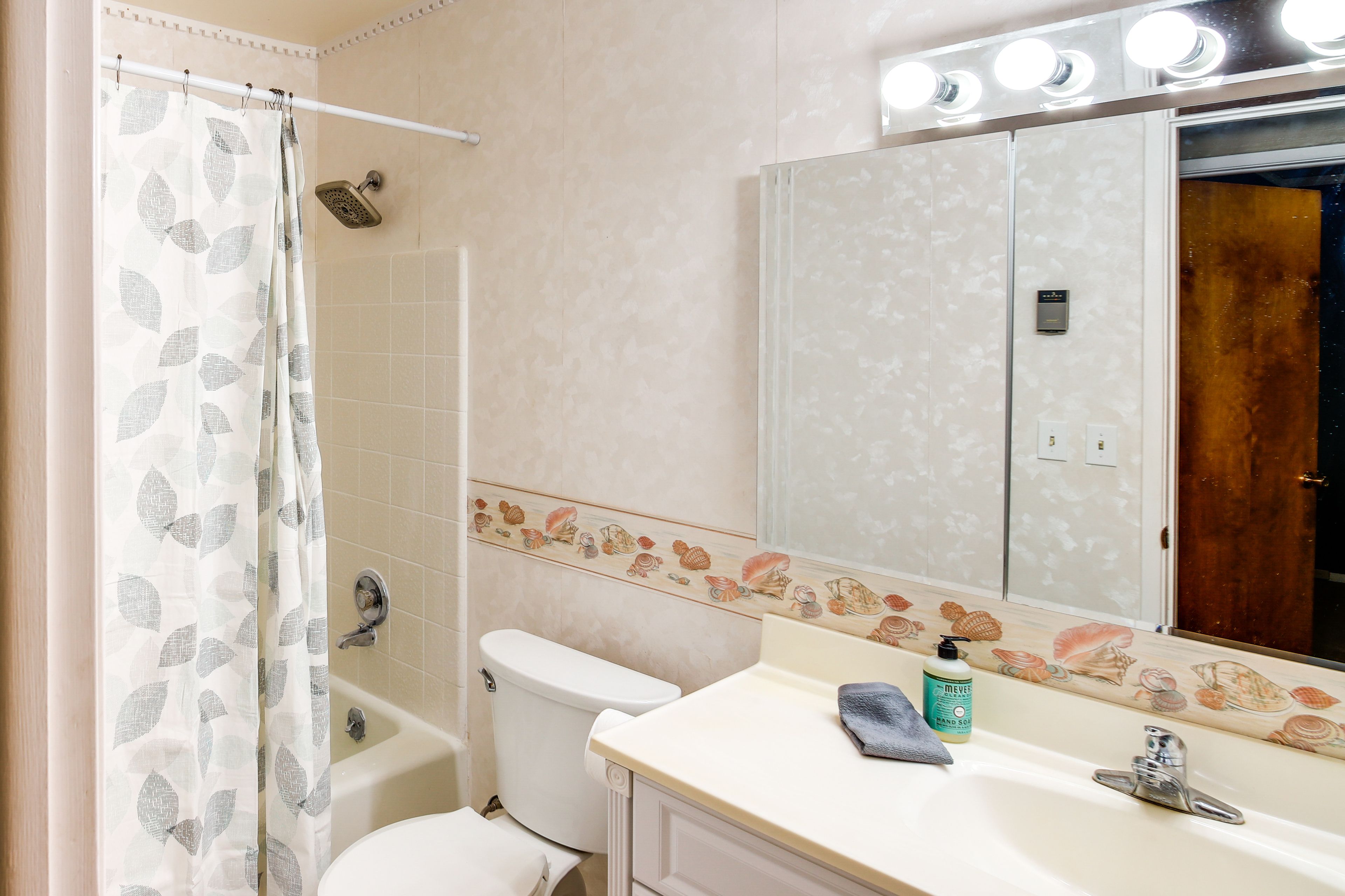 Full Bathroom | 2nd Floor | Shower/Tub Combo | Complimentary Toiletries