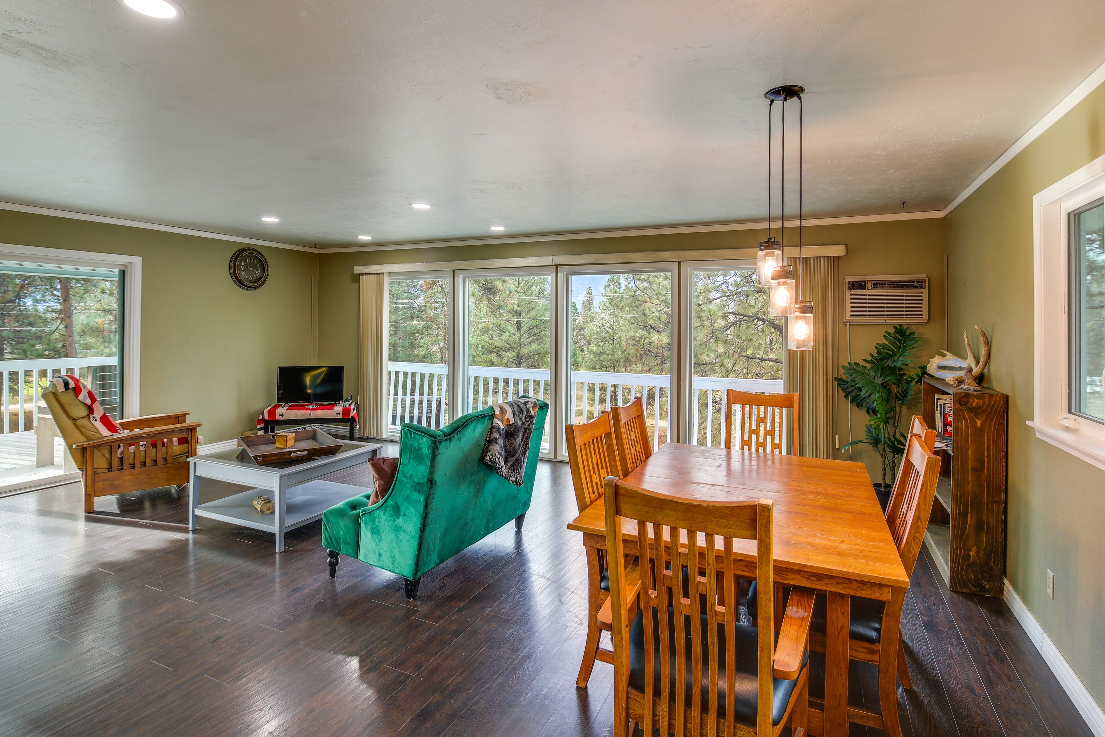 Dining Area | Dining Table | Dishware/Flatware | Free WiFi