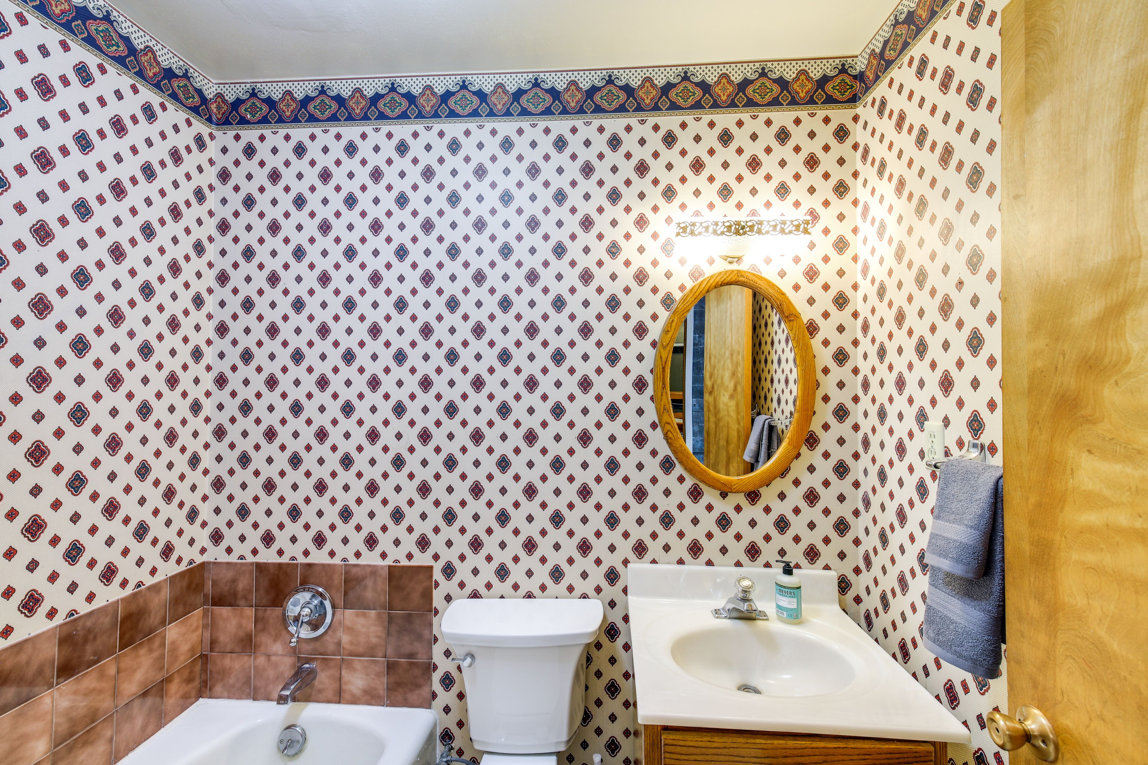 Full Bathroom | 1st Floor | Soaking Tub | Towels Provided | Hair Dryer
