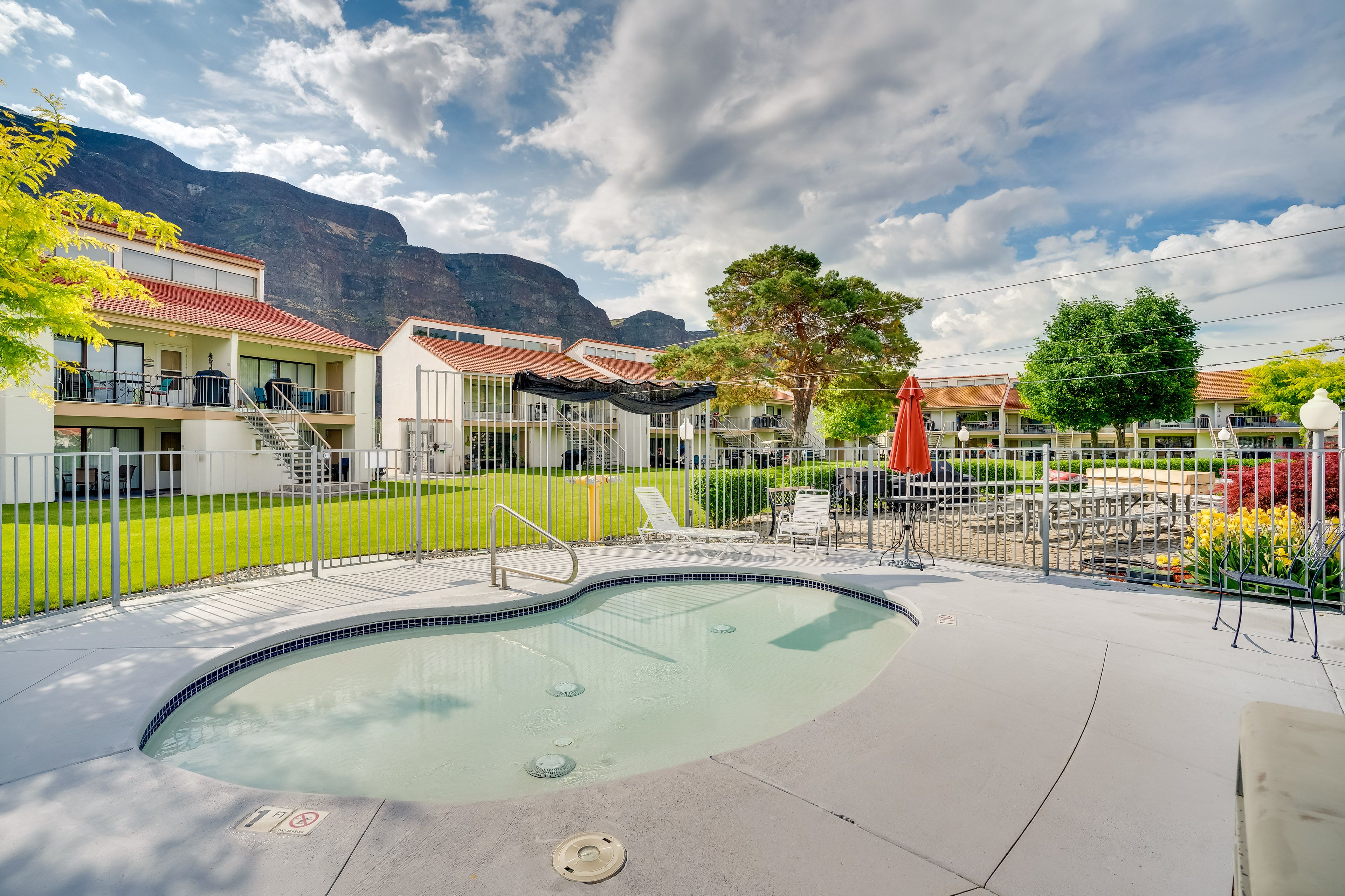 Crescent Bar Community | Outdoor Hot Tub