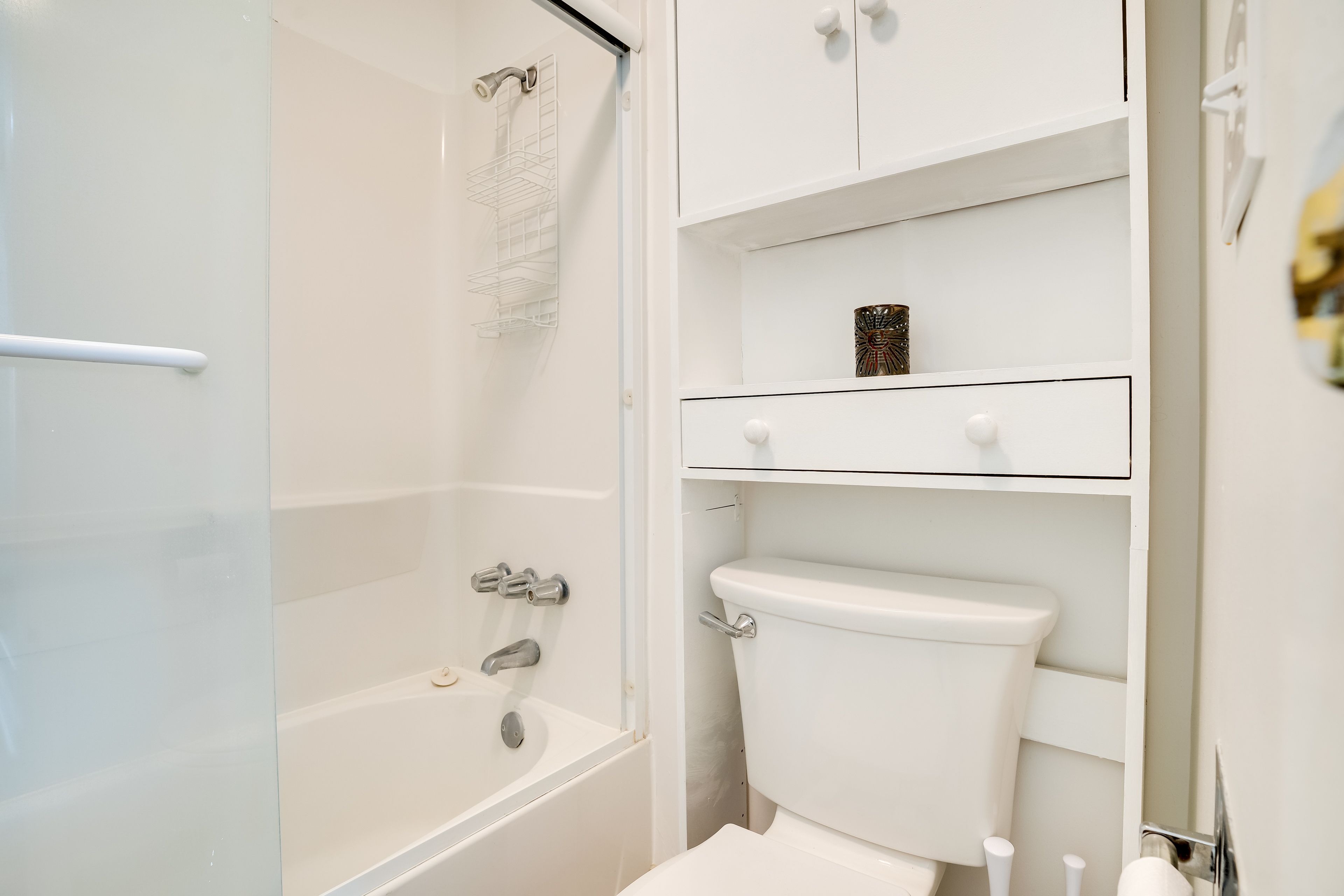 Full Bathroom | 1st Floor | Towels Provided