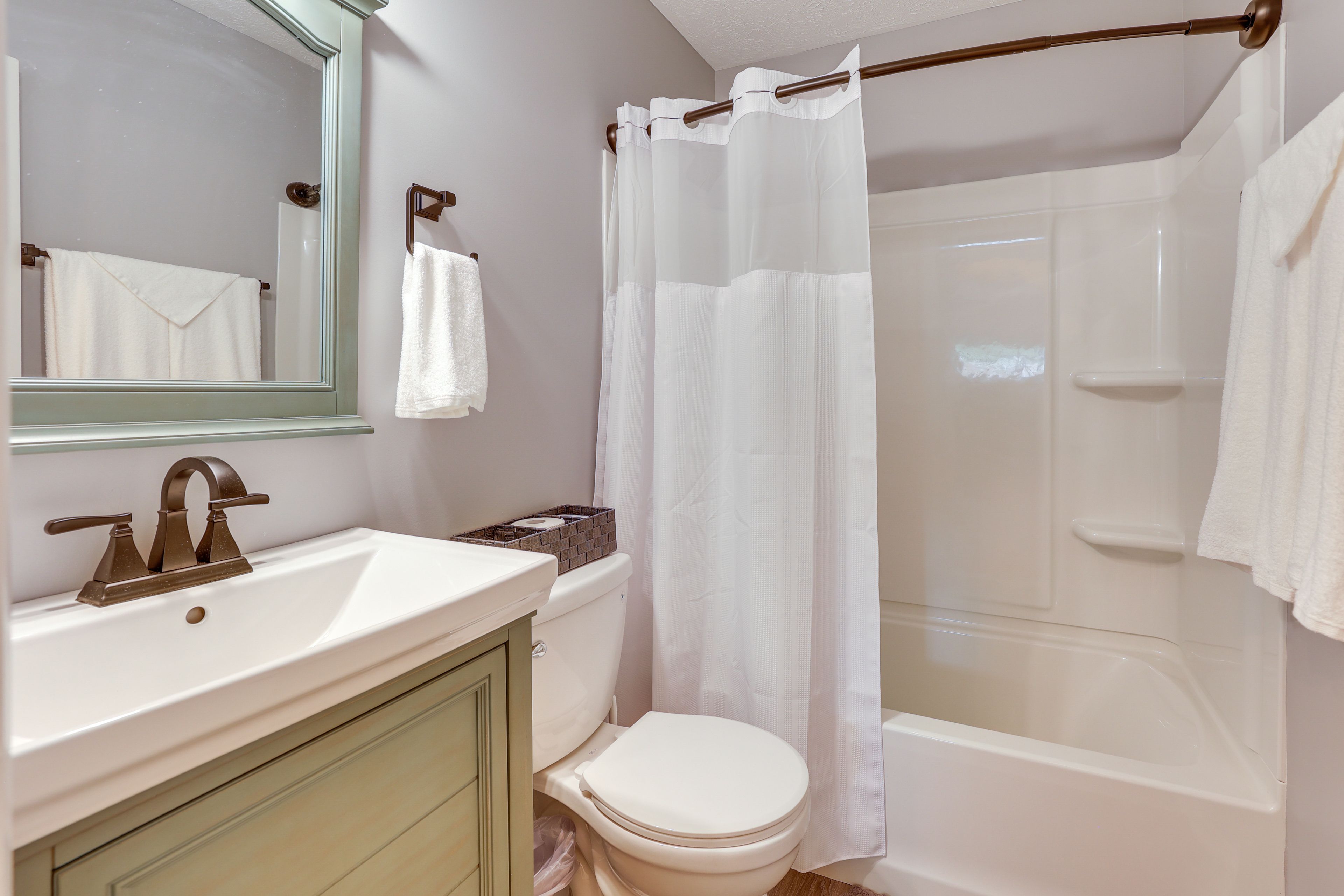 Full Bathroom | Towels Provided | Hair Dryer