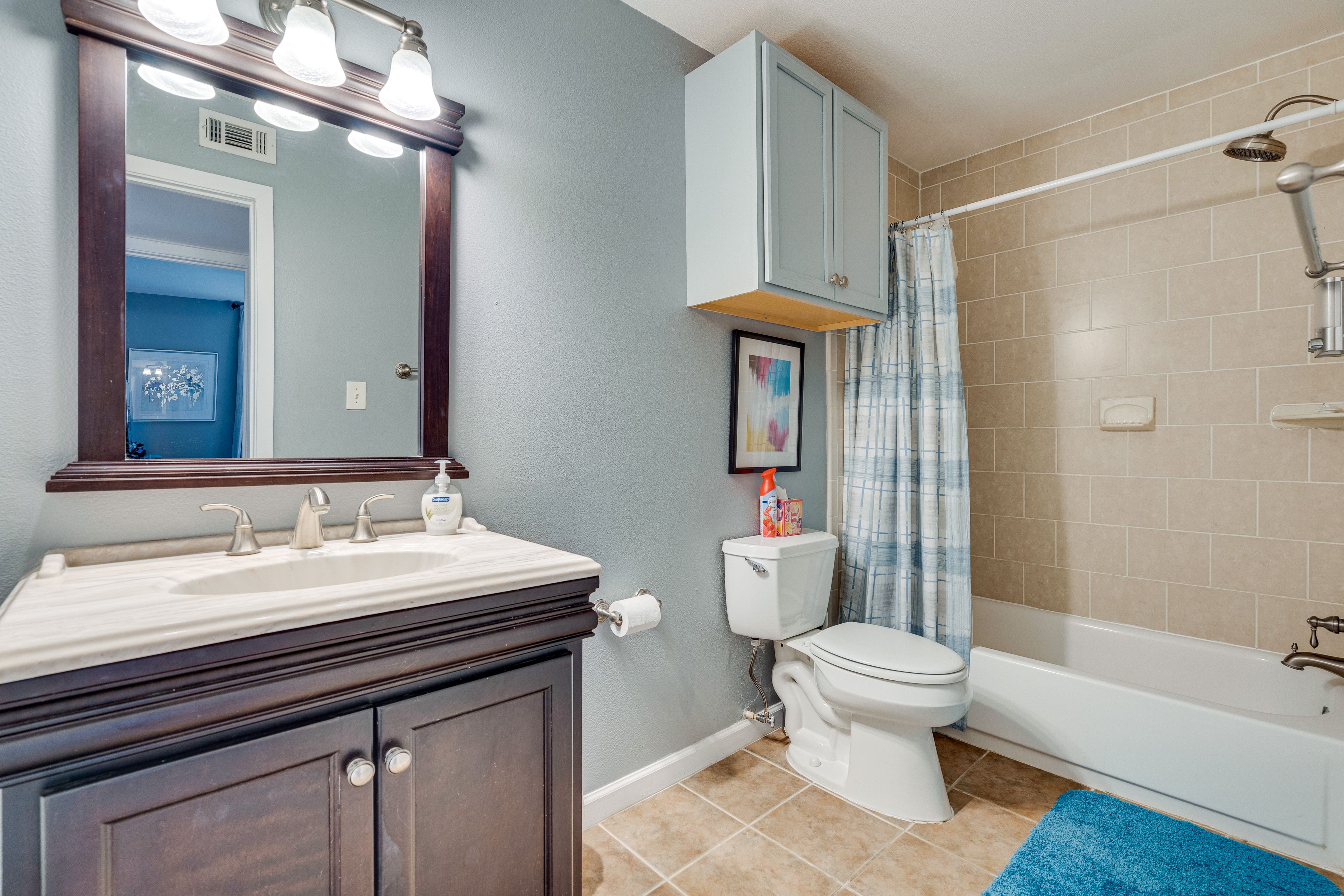Full Bathroom | Towels Provided | Complimentary Toiletries