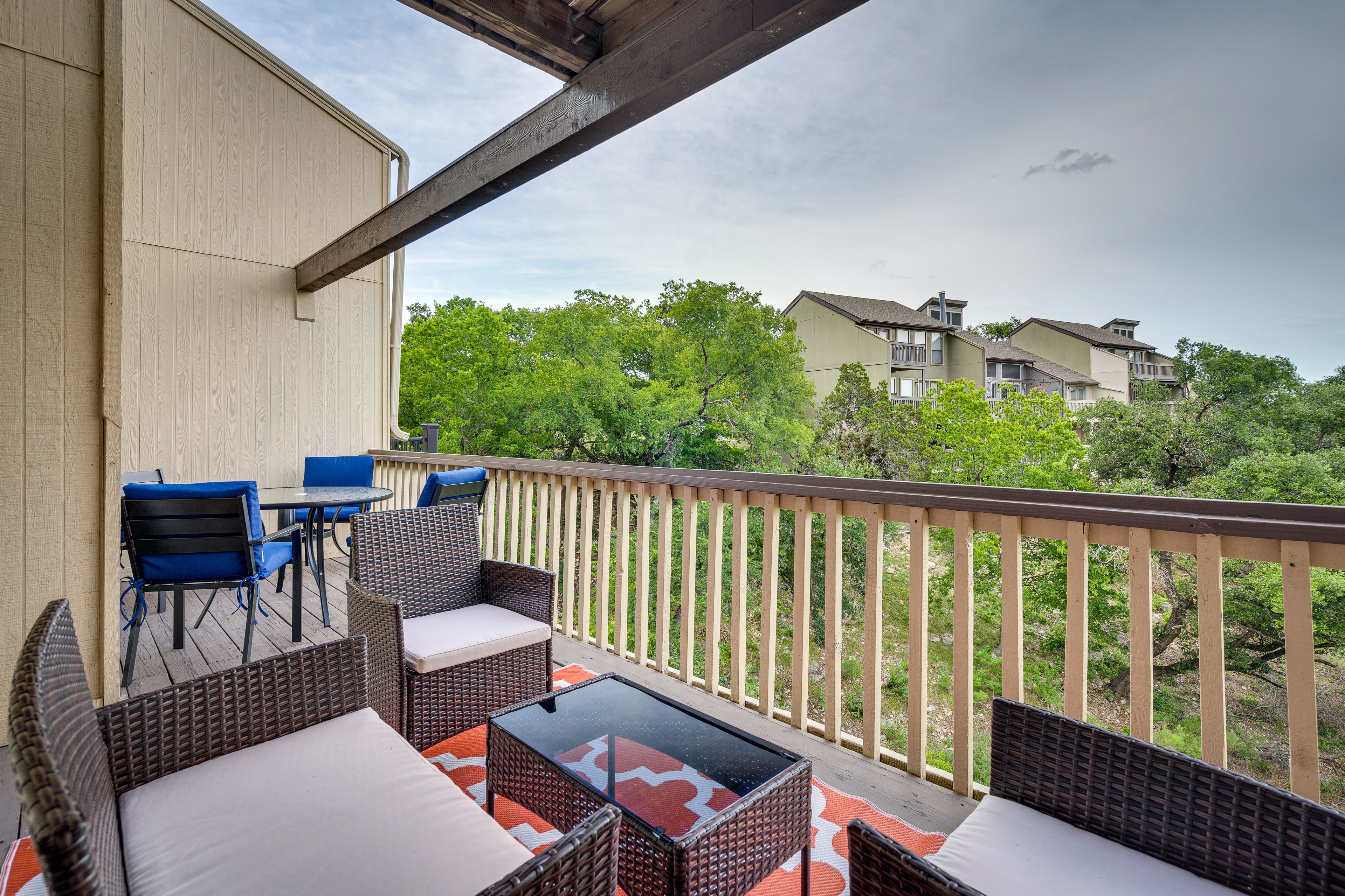 Deck | Outdoor Dining Area | Outdoor Seating