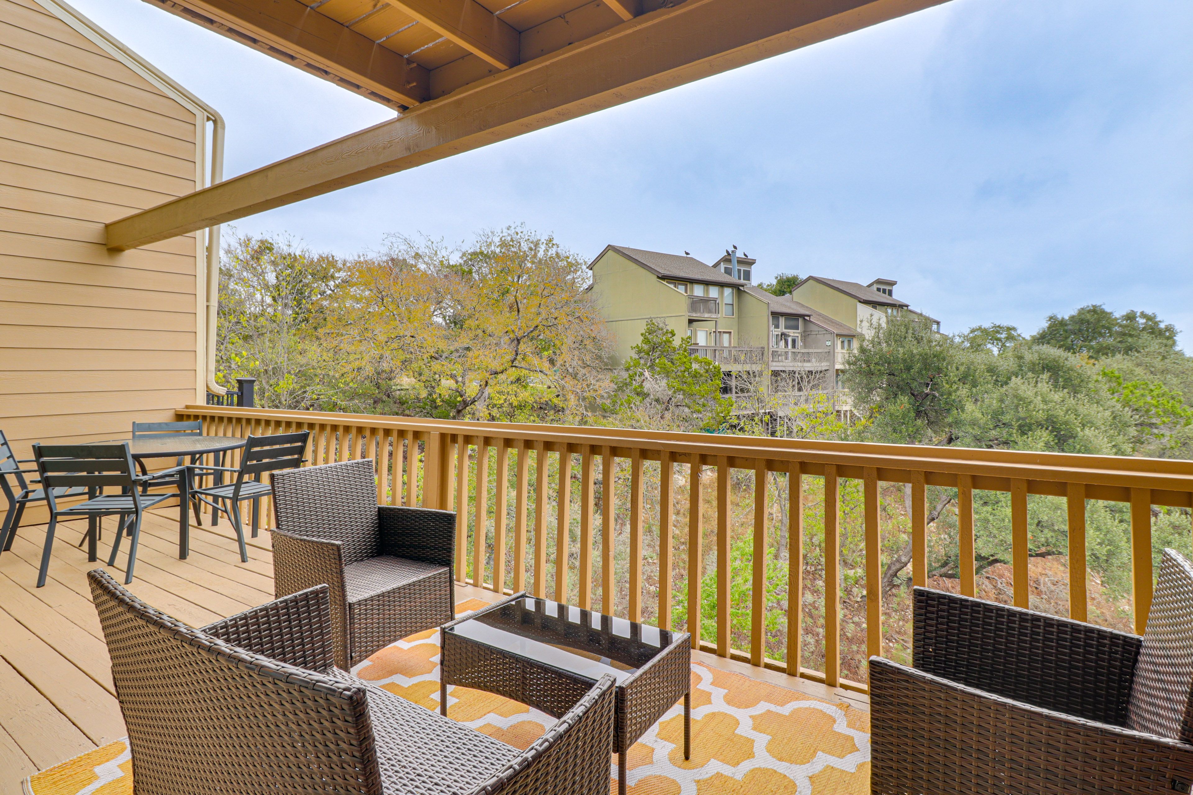 Deck | Outdoor Dining Area | Outdoor Seating