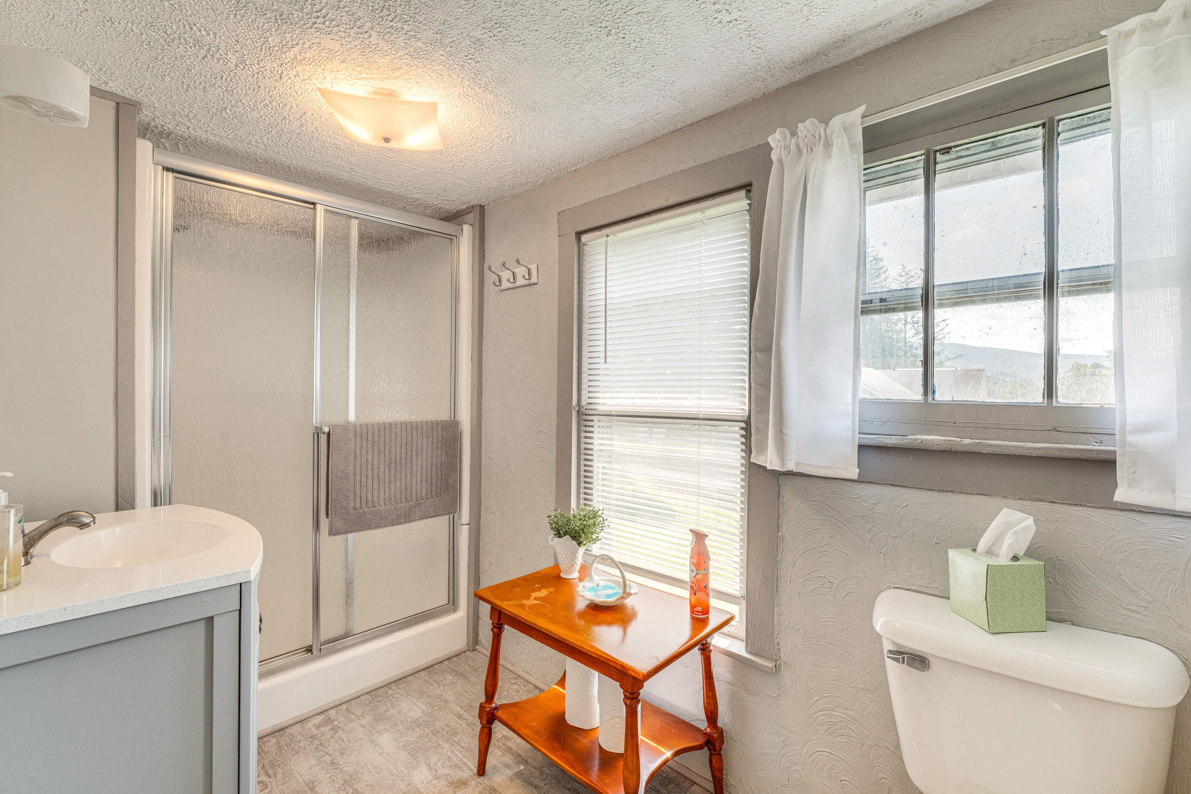 Full Bathroom | Towels Provided