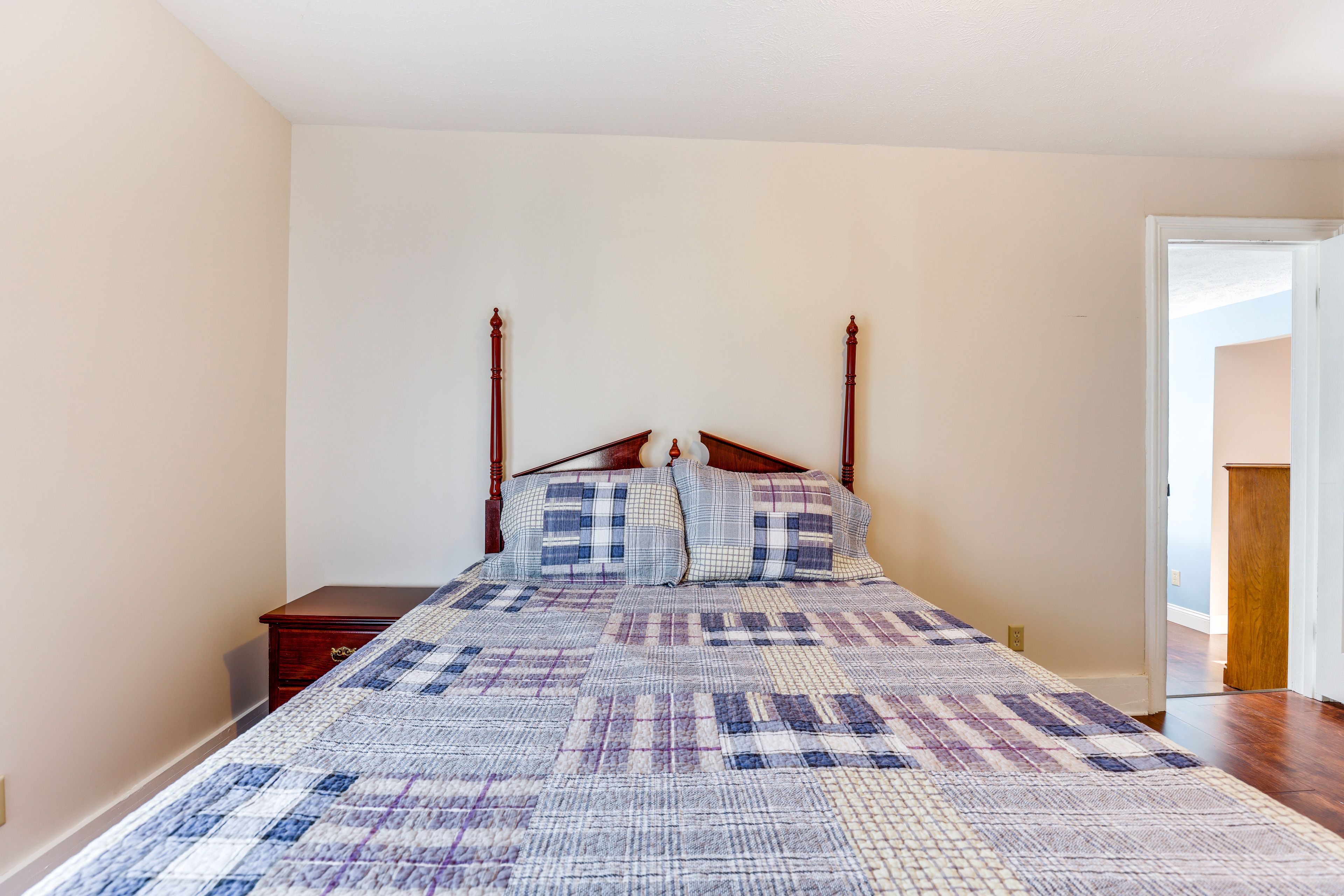 Bedroom 3 | Queen Bed