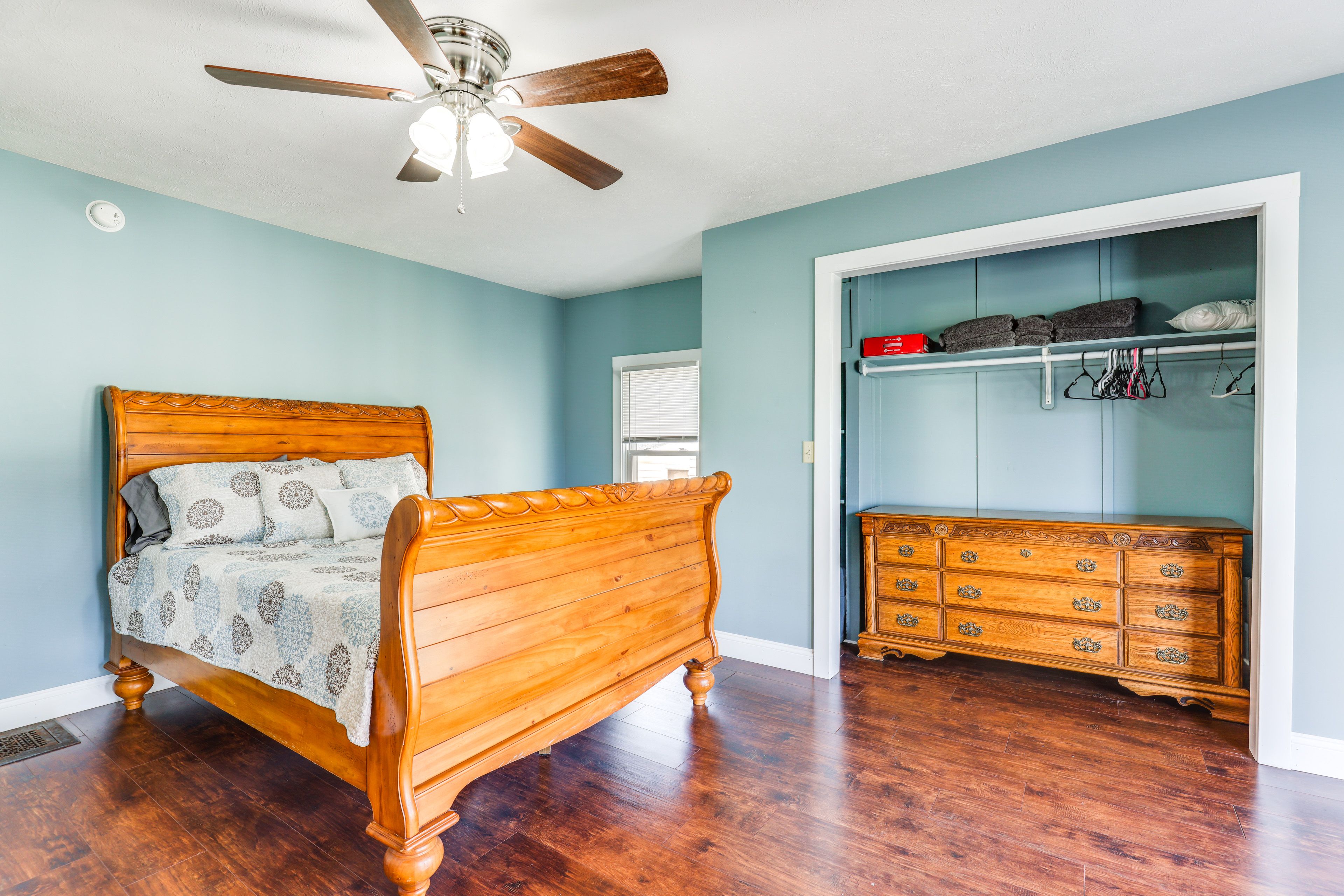 Bedroom 1 | Queen Bed