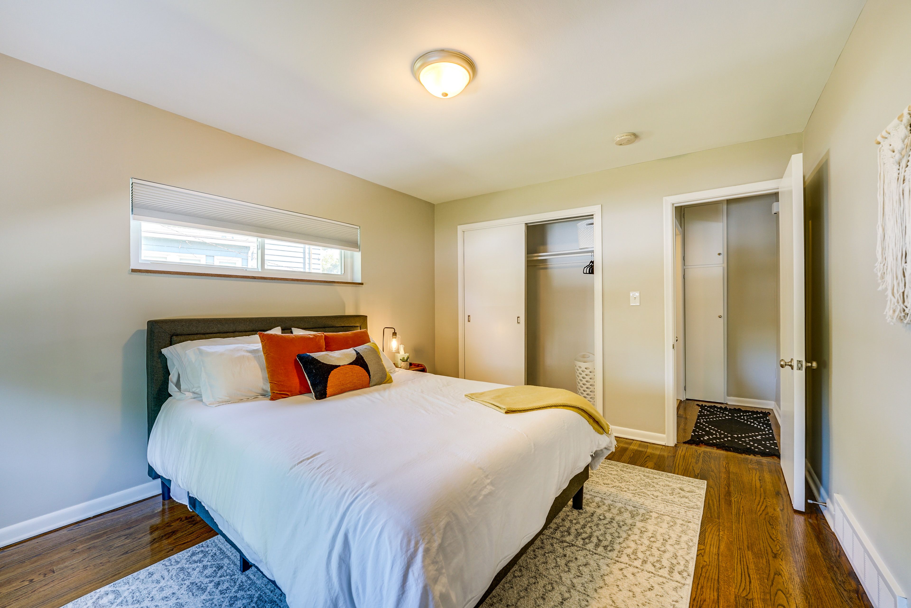Bedroom | Queen Bed | Linens & Towels