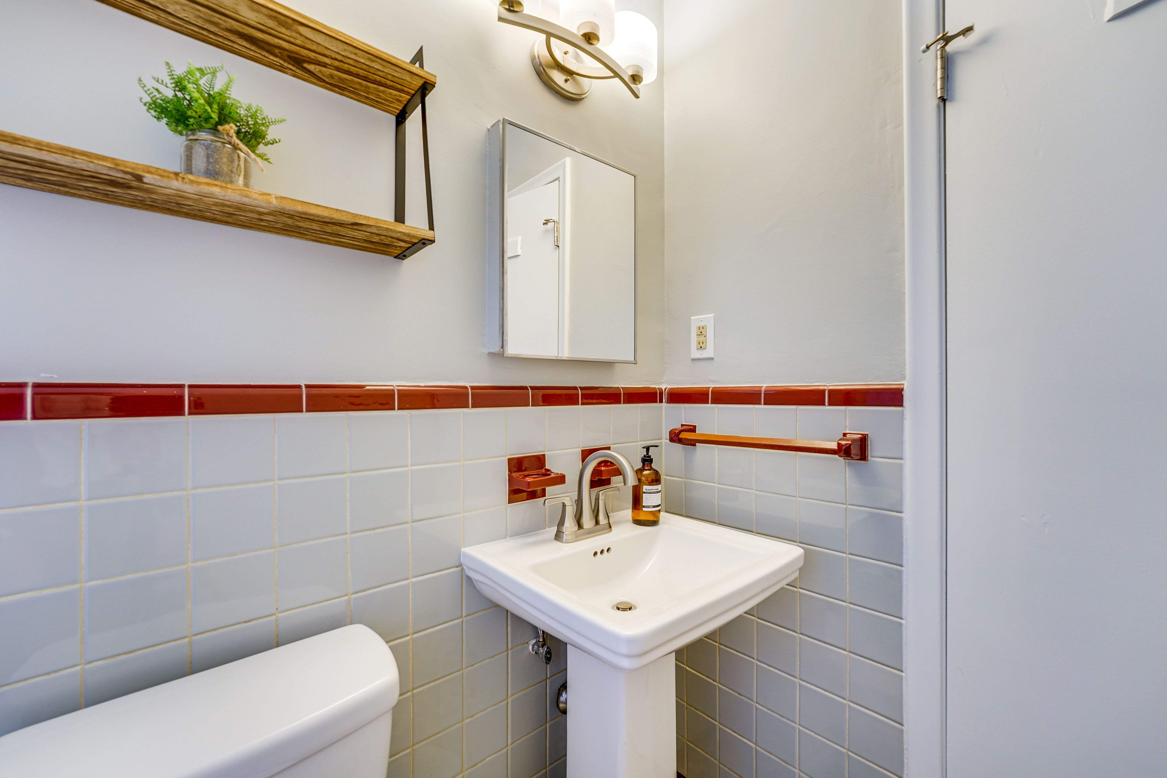 Full Bathroom | Complimentary Toiletries