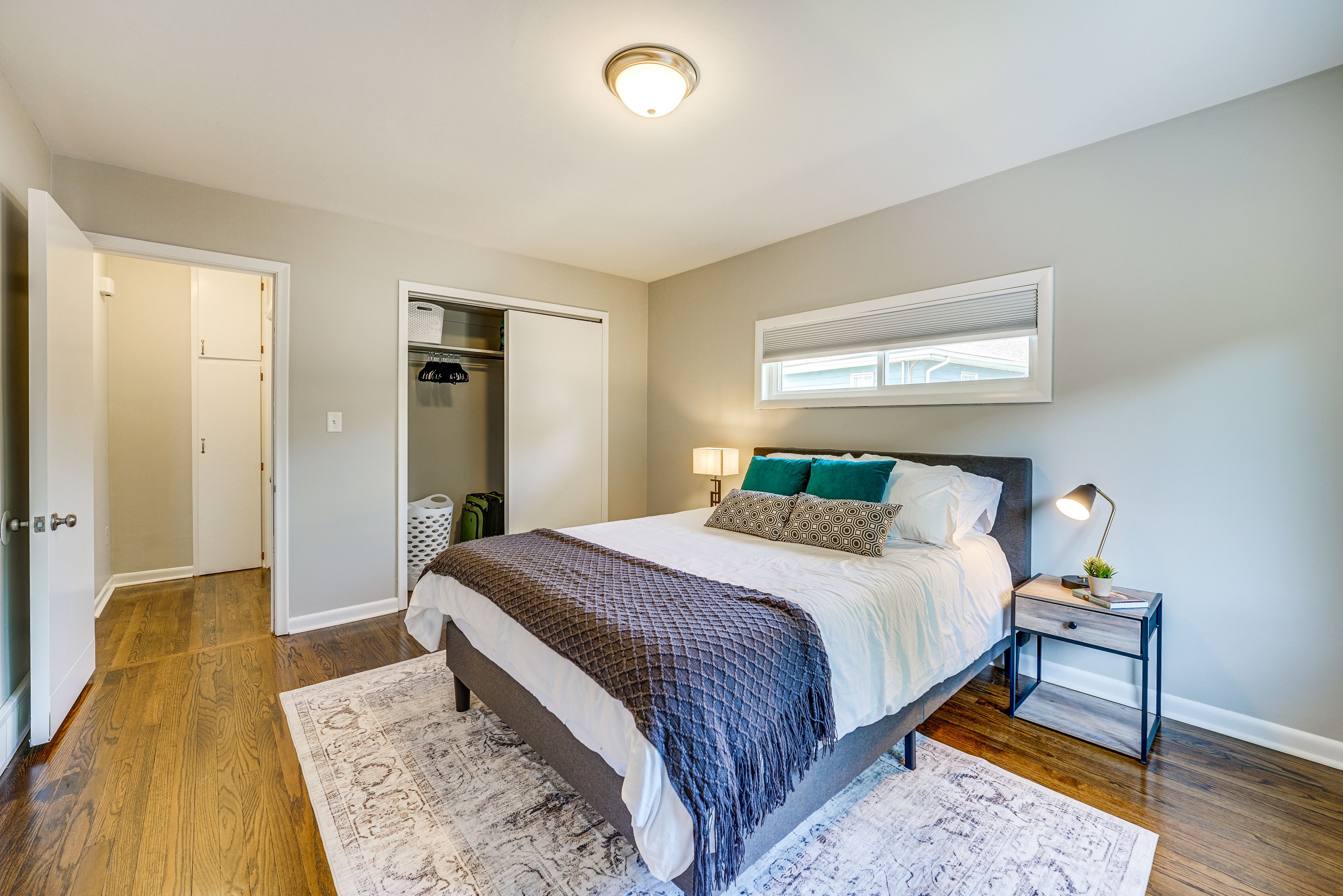 Bedroom | Queen Bed | Linens & Towels