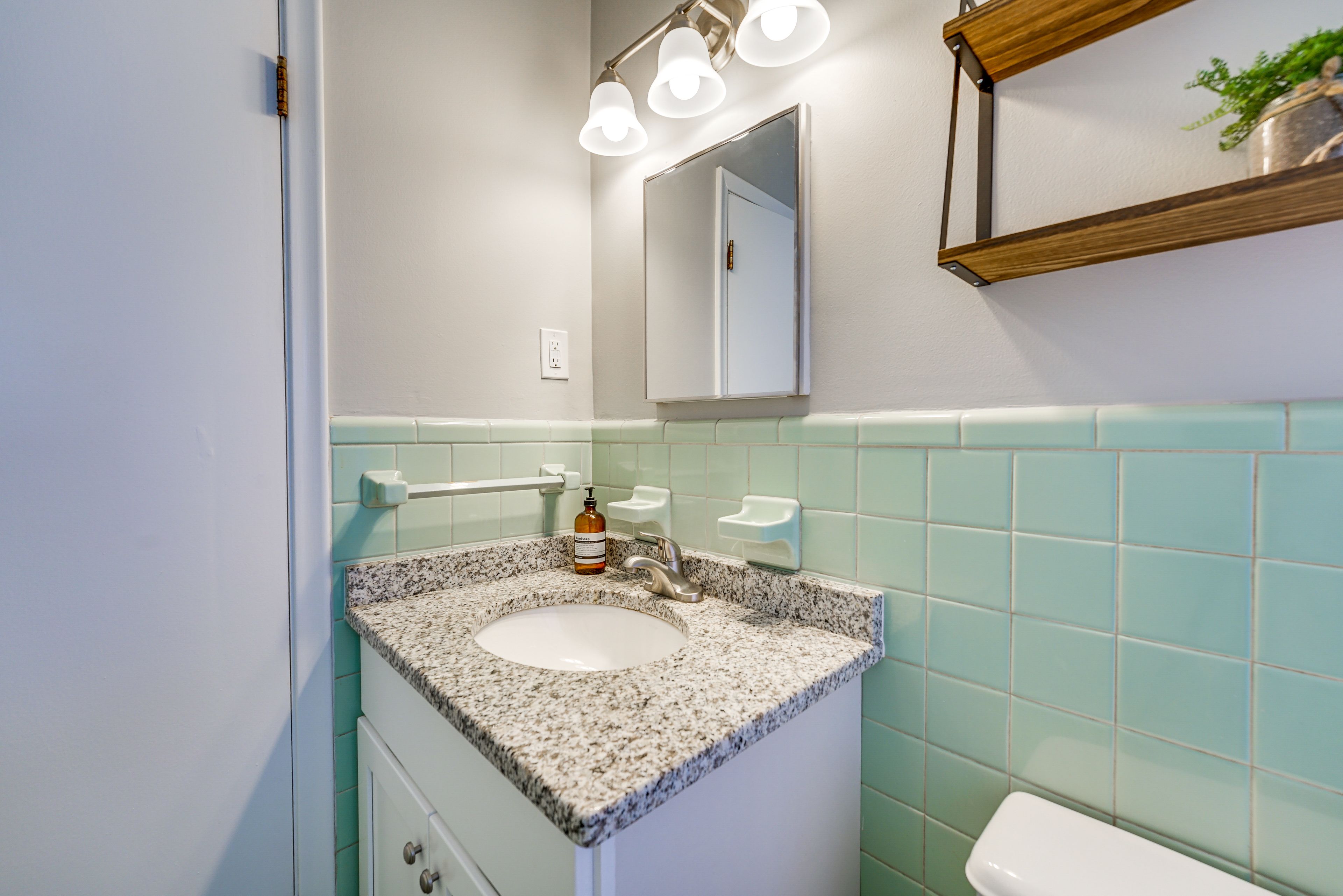Full Bathroom | Complimentary Toiletries