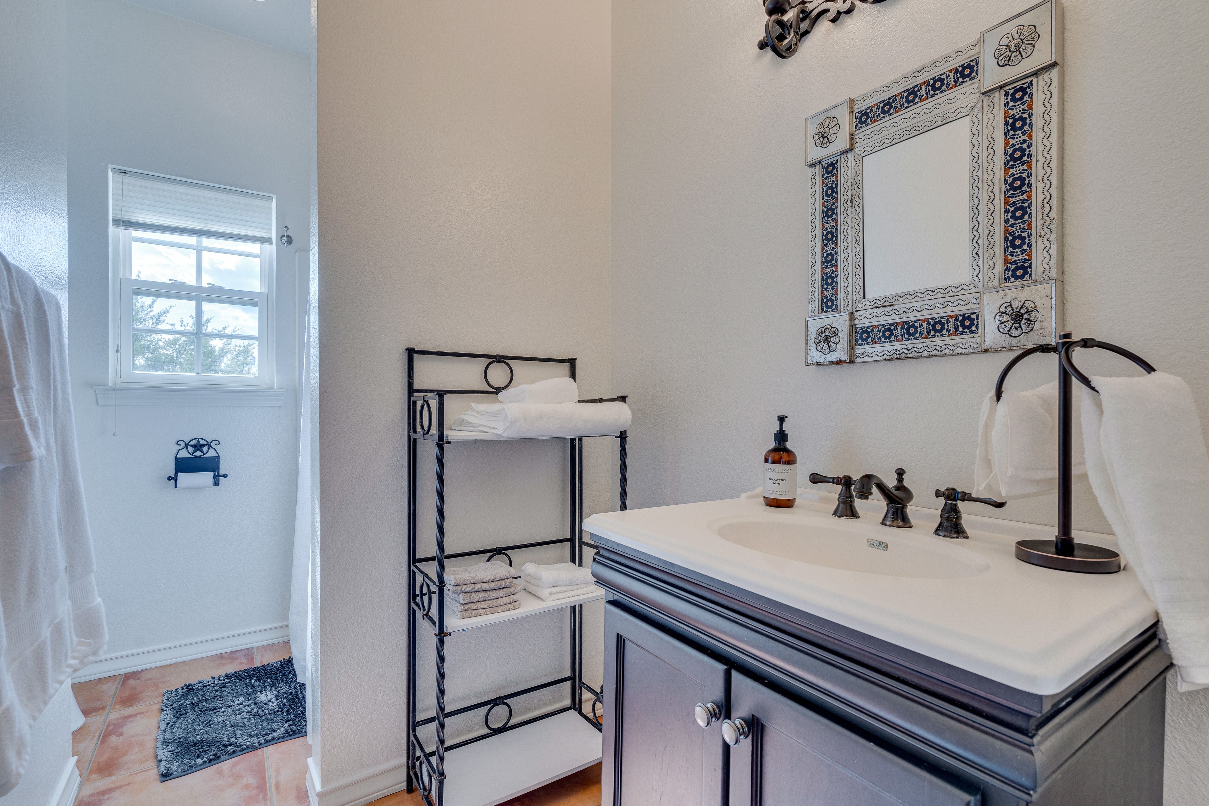 Full Bathroom | Towels Provided | Complimentary Toiletries
