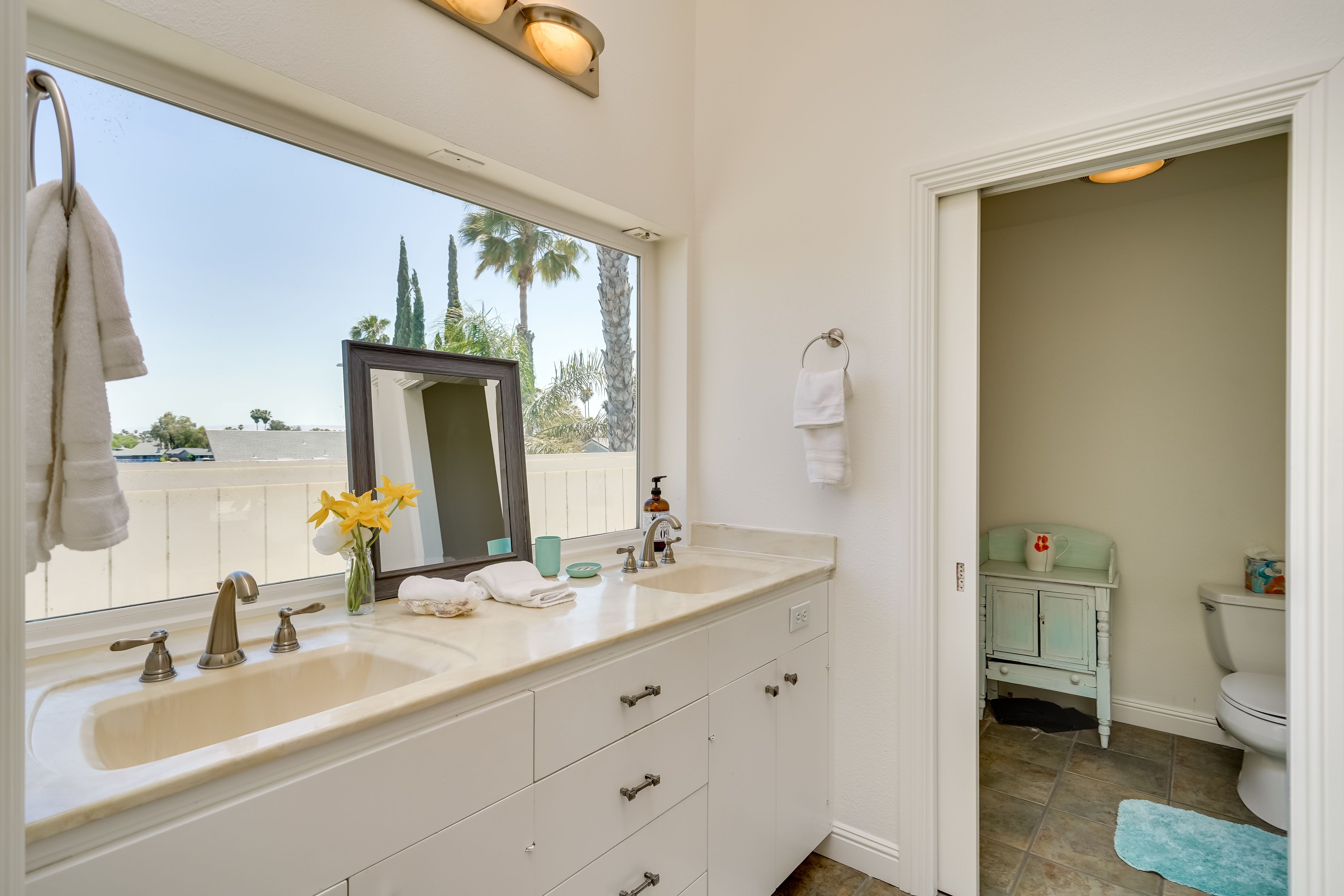 Full Bathroom | 2nd Floor | Complimentary Toiletries Provided