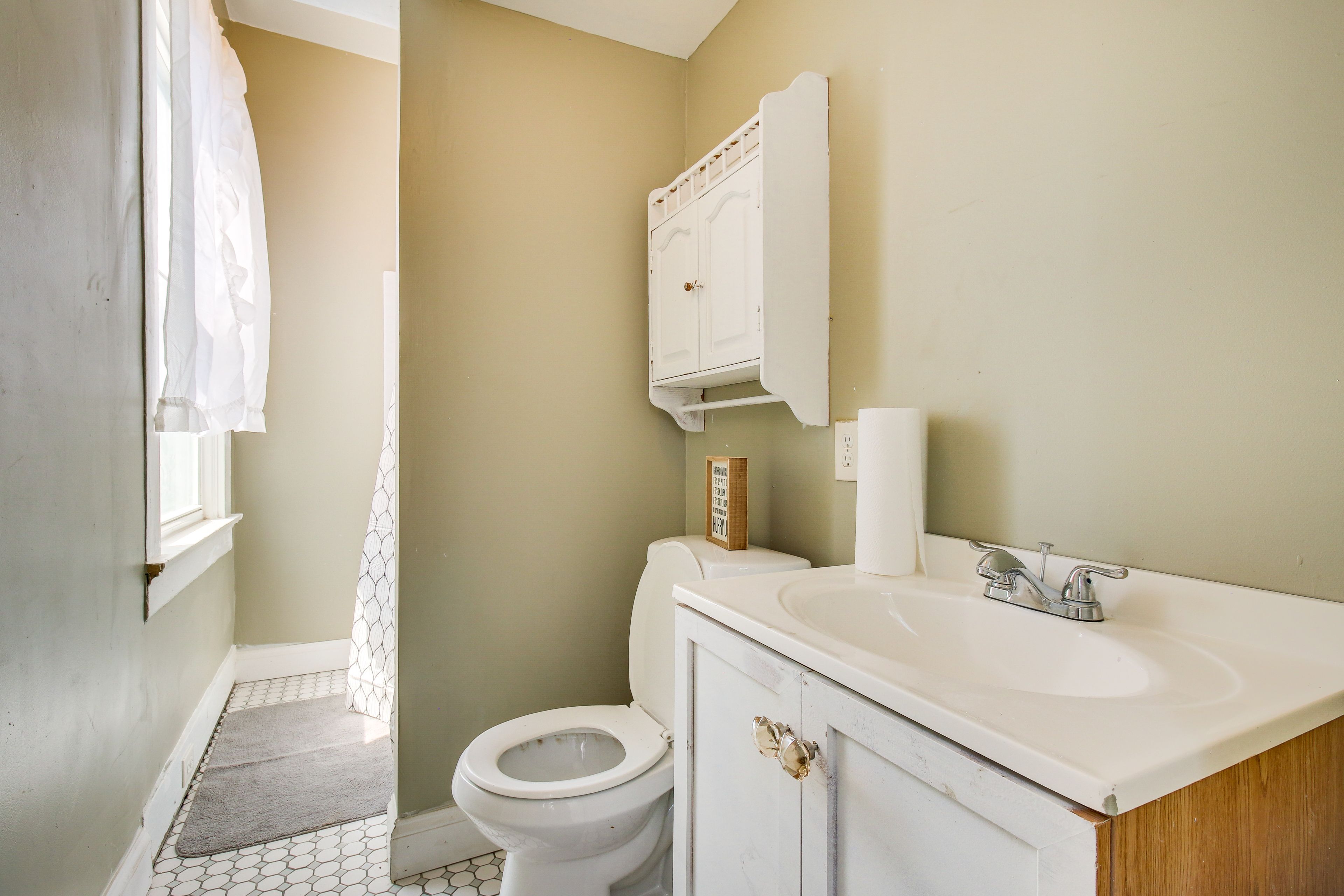 Full Bathroom | Towels Provided | Complimentary Toiletries